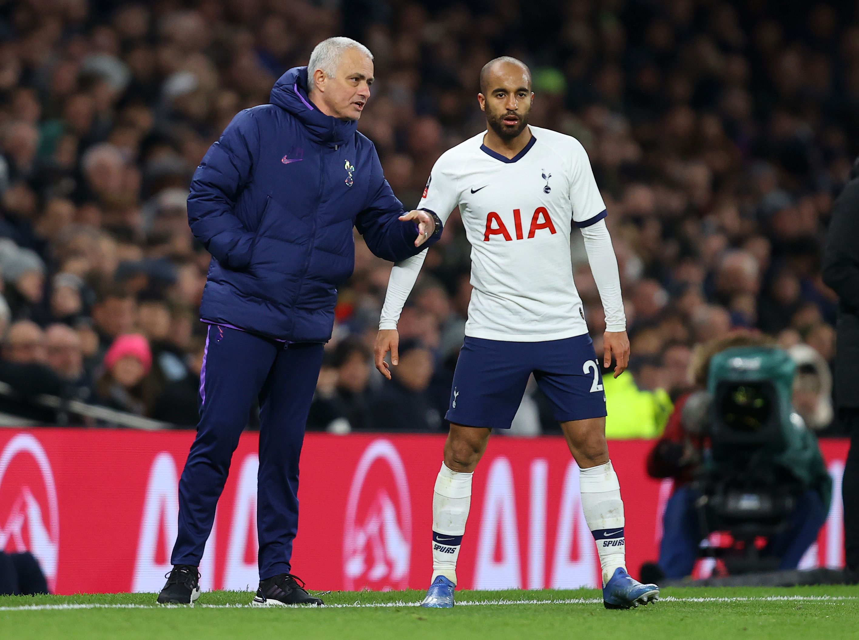 Mourinho delivers instructions to Moura