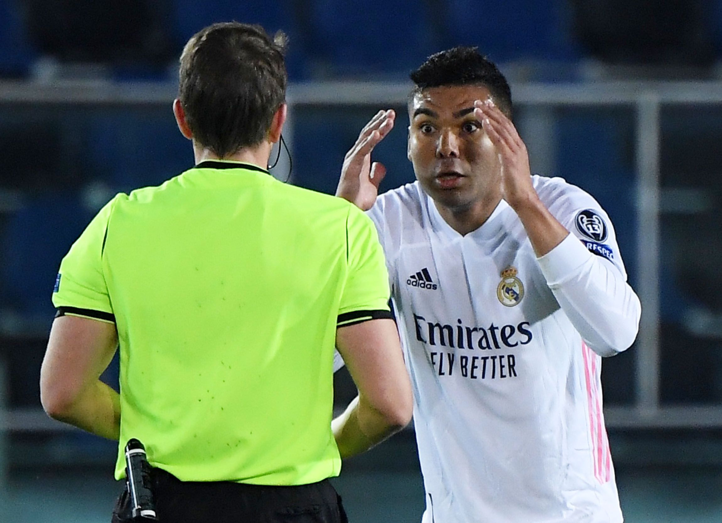 Casemiro confronts a referee.
