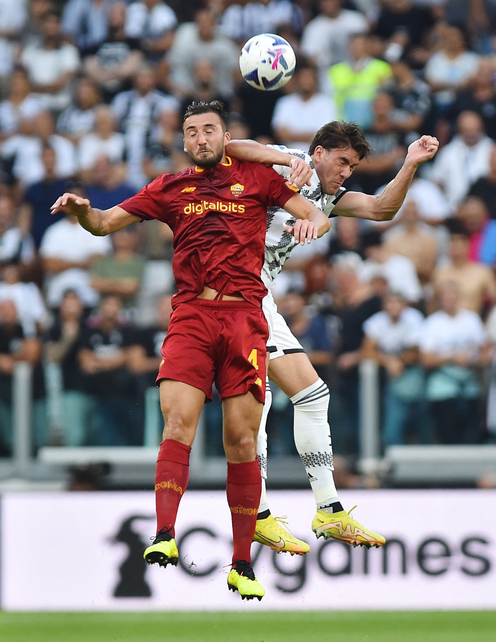 Vlahovic battling away vs Roma.