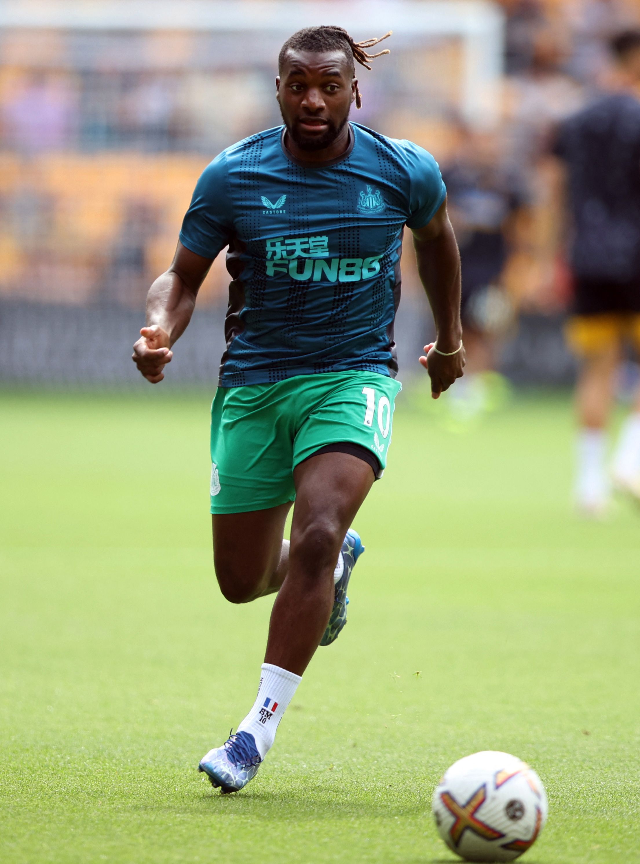 Saint-Maximin warms up for Newcastle.