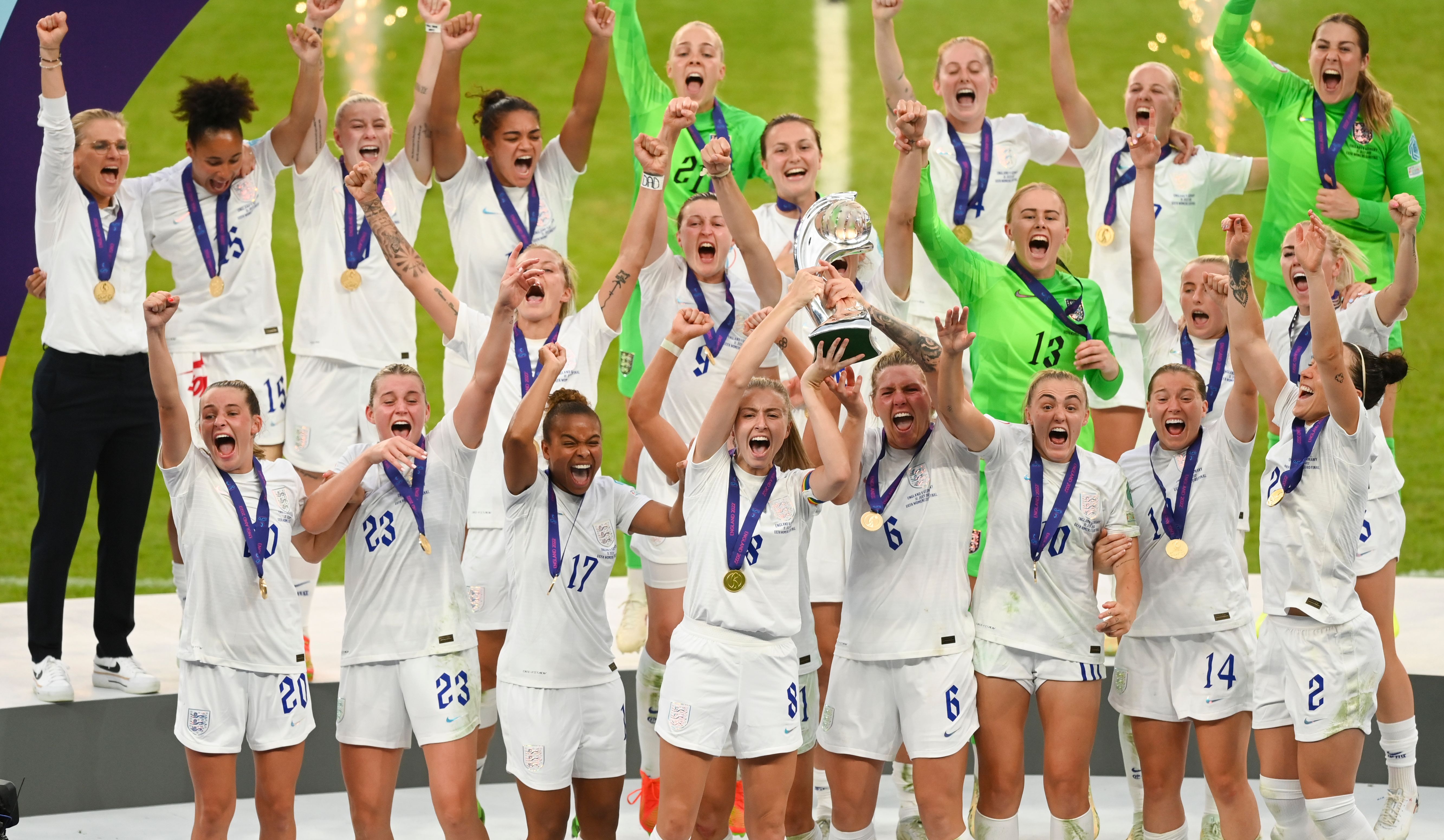 Leah Williamson lifts the Euro 2022 trophy