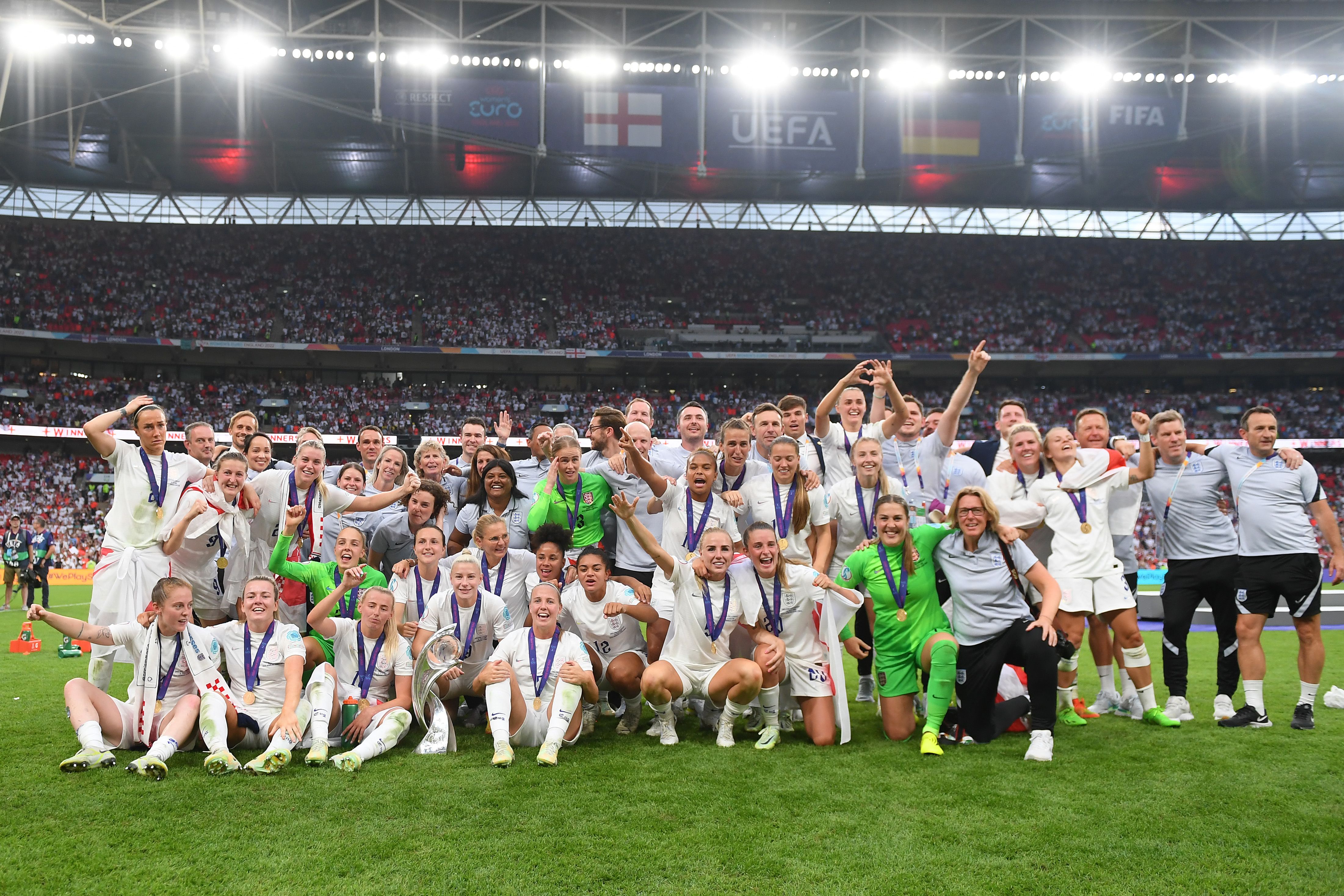 Players of England celebrates with the UEFA Women’s EURO 2022 Trophy
