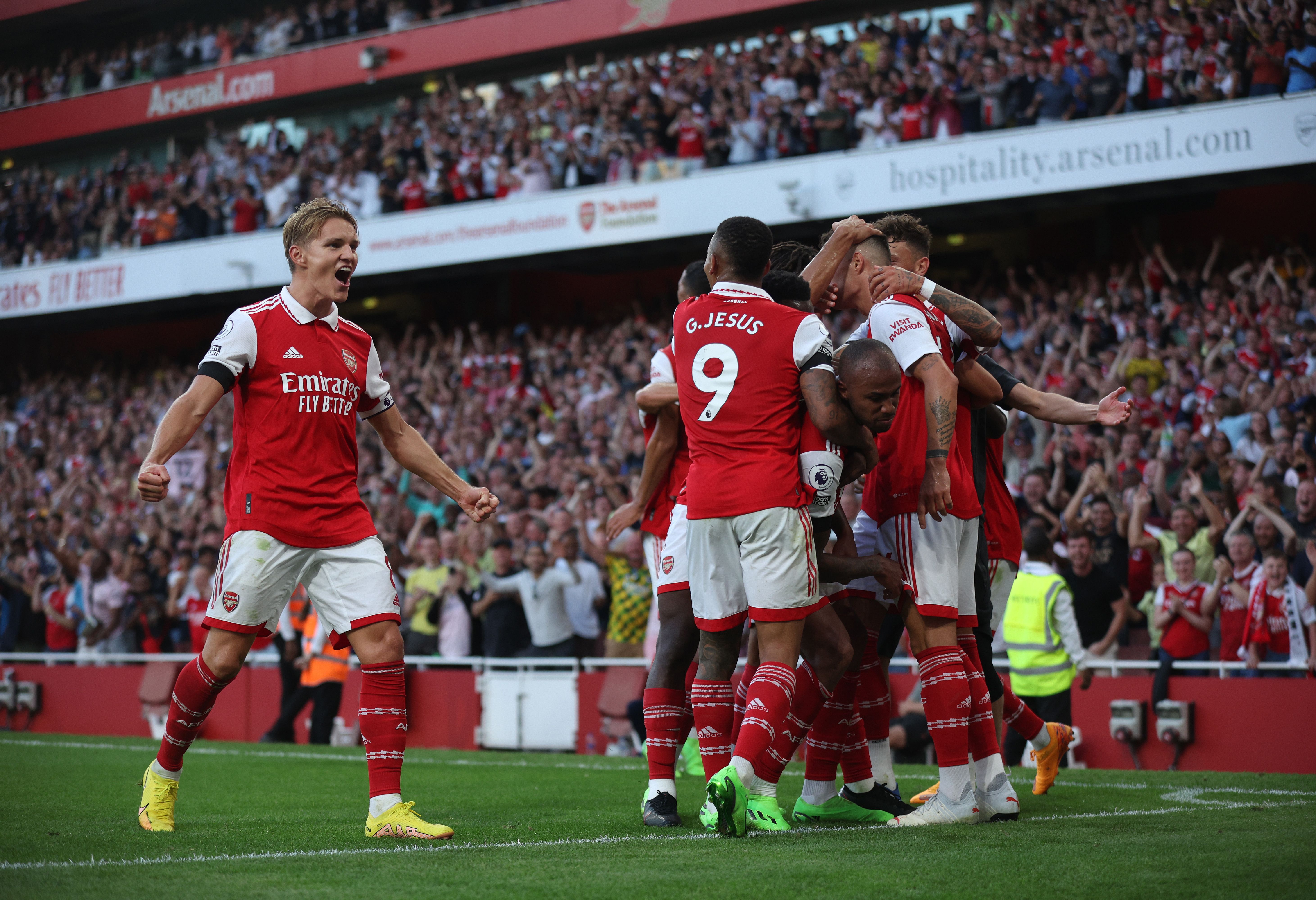 Arsenal celebrate winner v Fulham