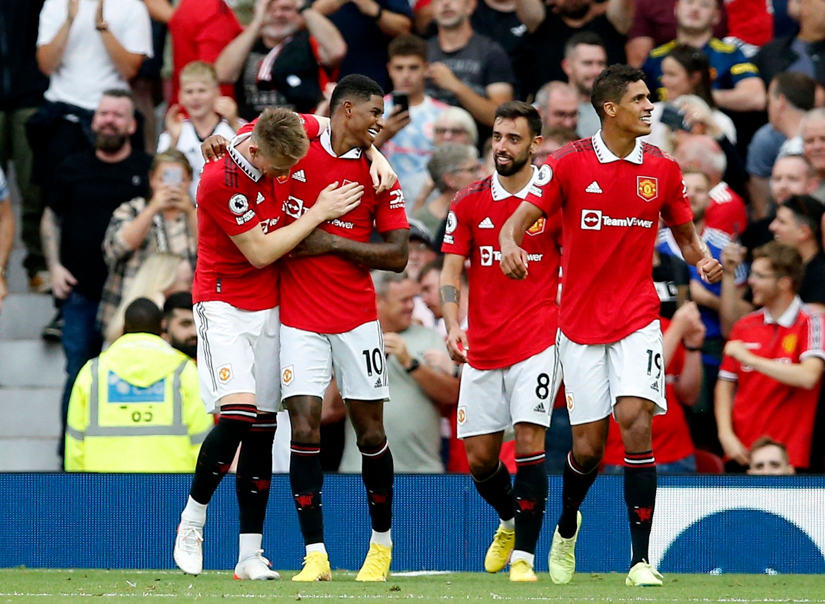 Man United players celebrate Marcus Rashford's goal vs Arsenal