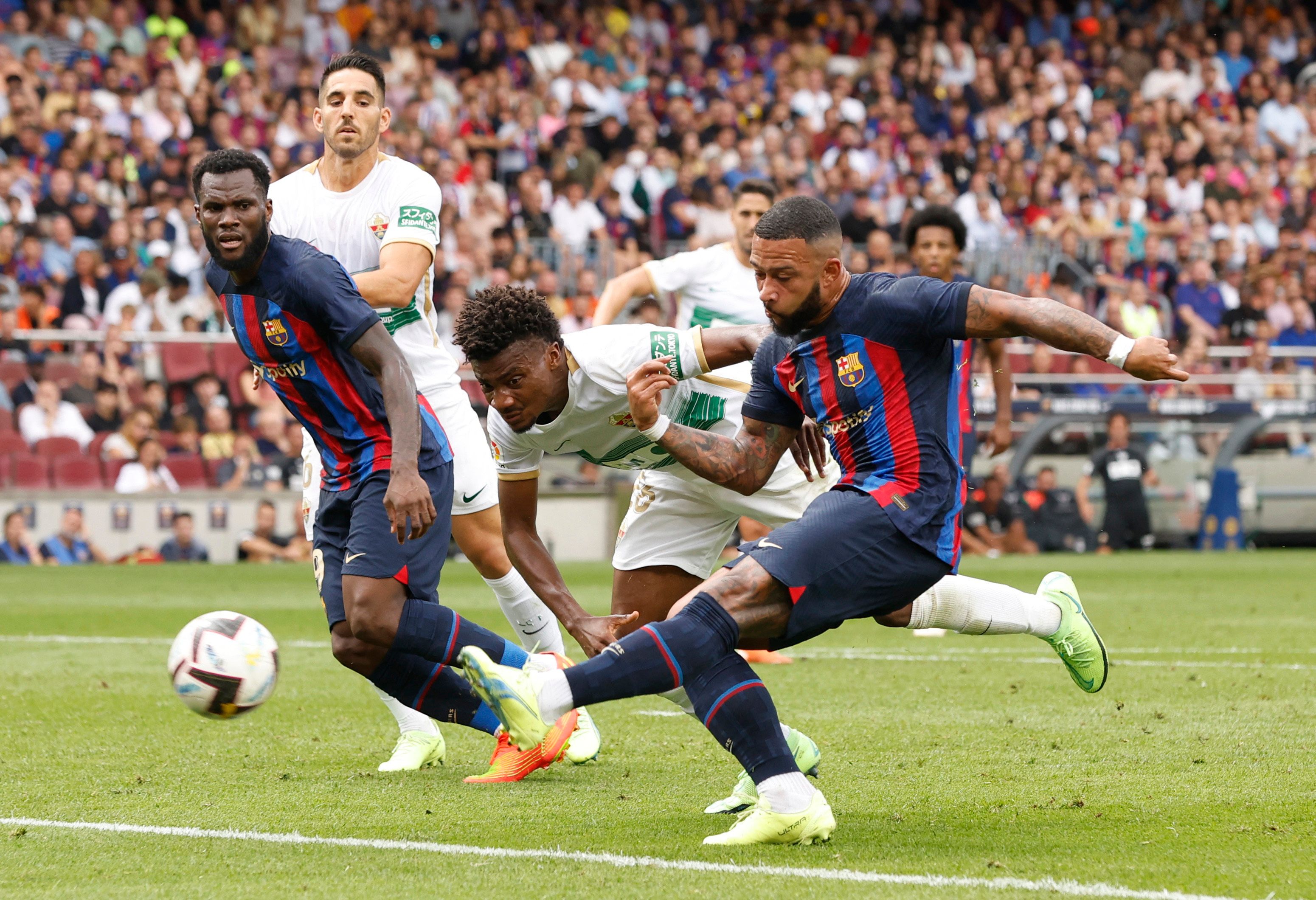 Barcelona 3-0 Elche: Memphis Depay used trademark move to score great goal