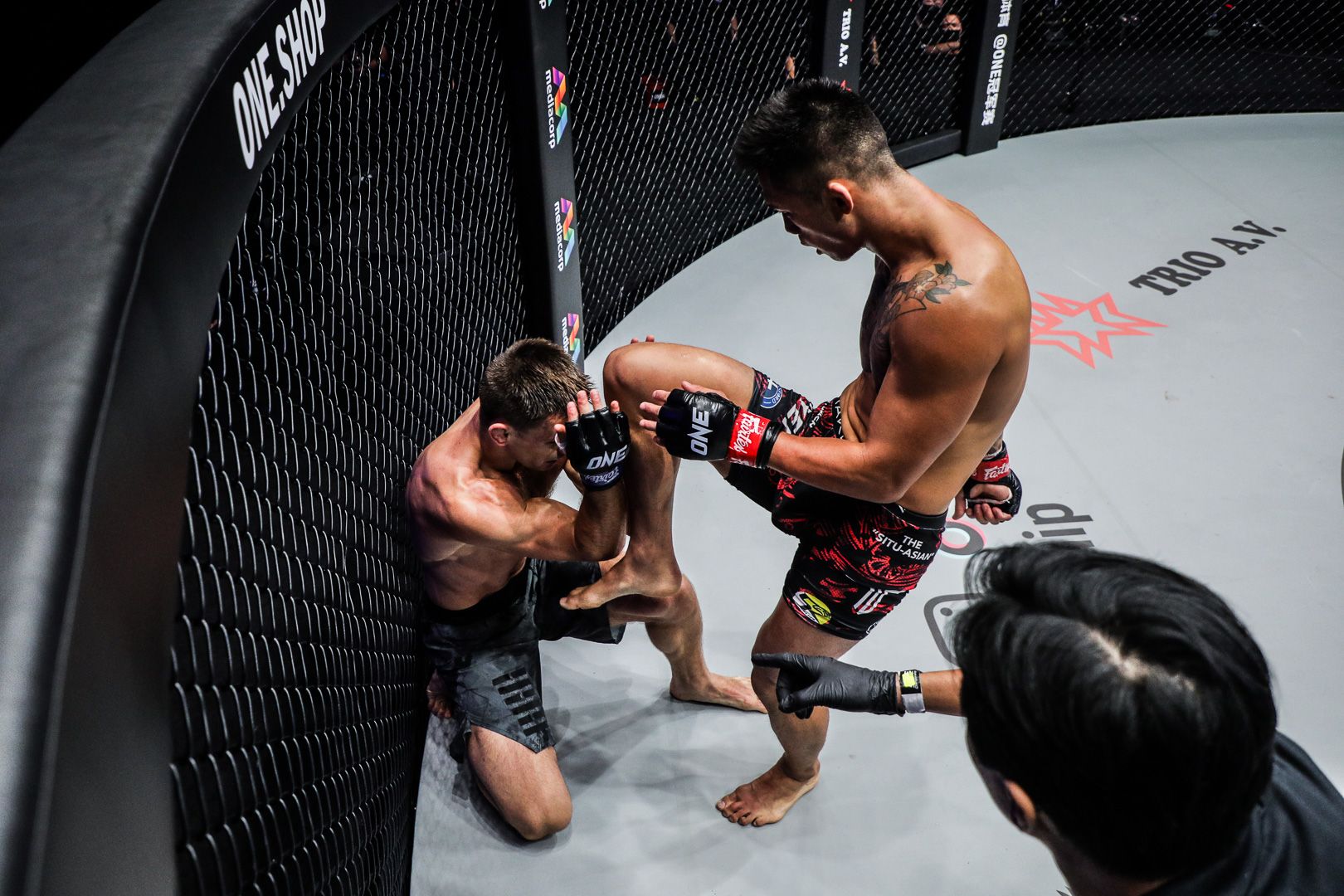 Martin Nguyen hitting a knee in ONE FC