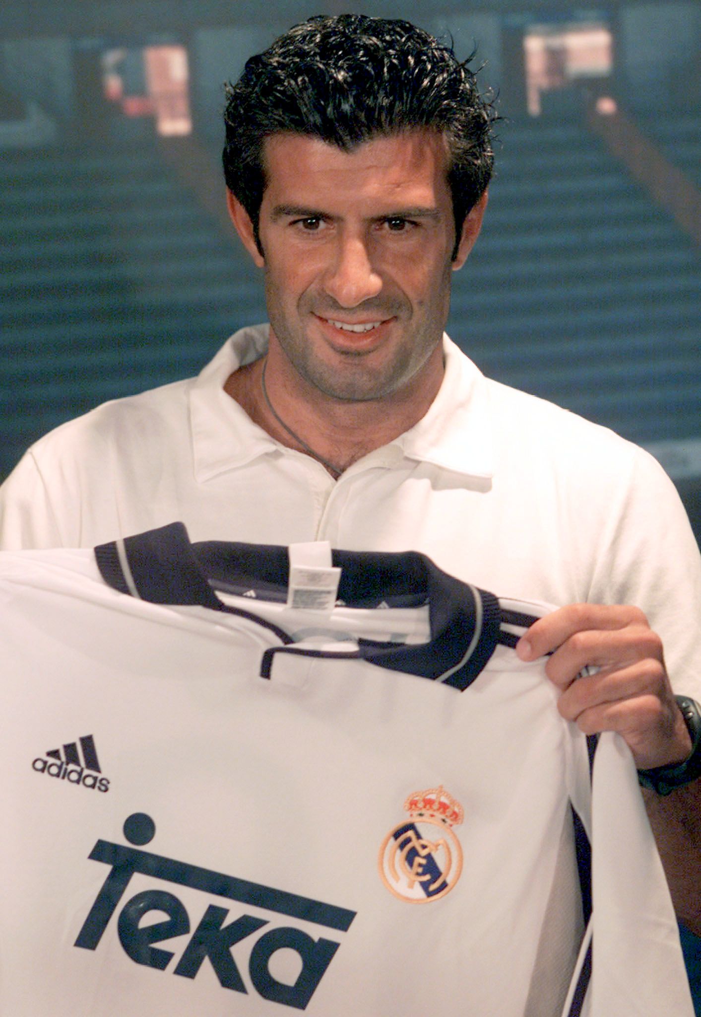 Figo signs for Real Madrid.