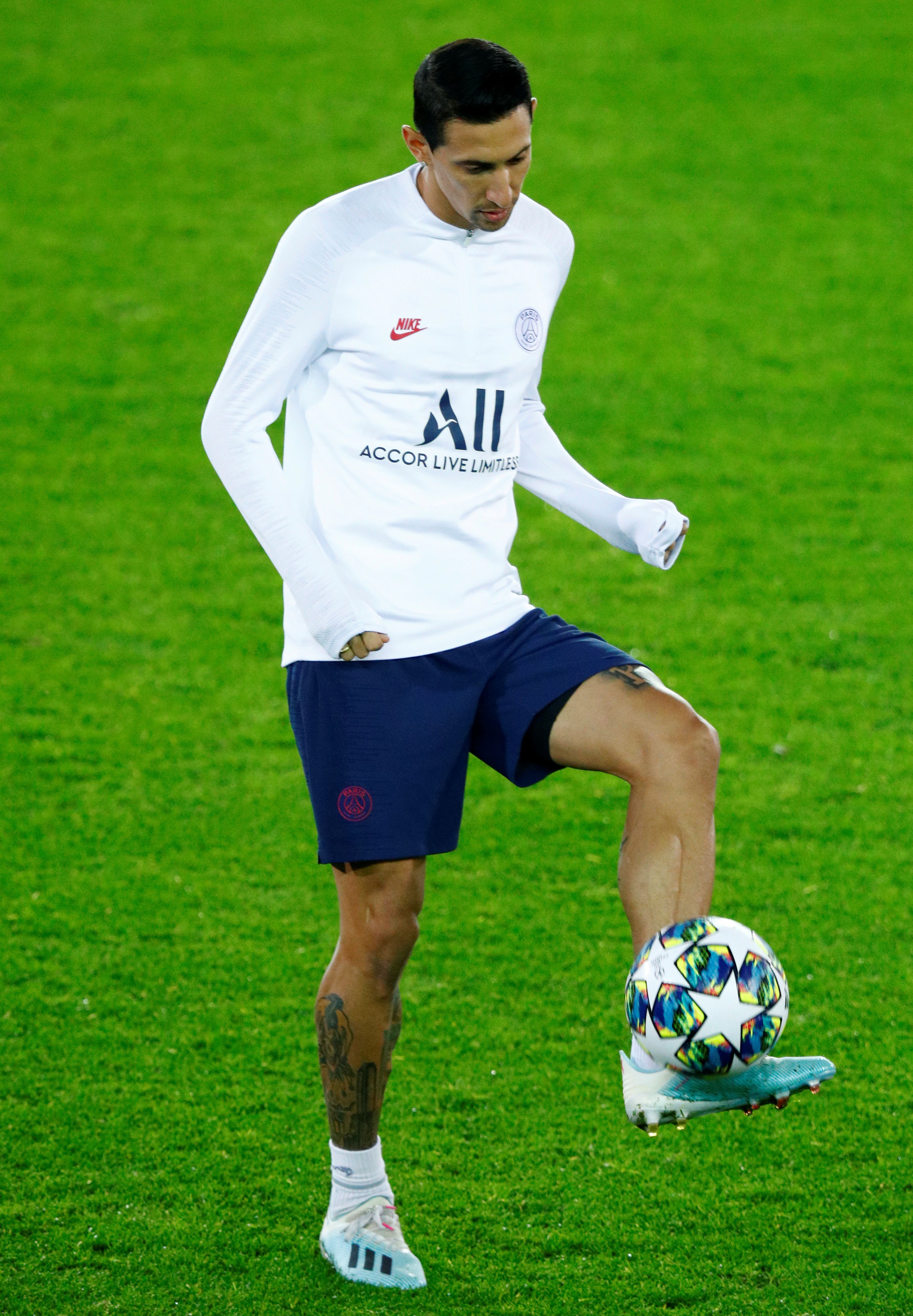 Di Maria warms up for PSG.