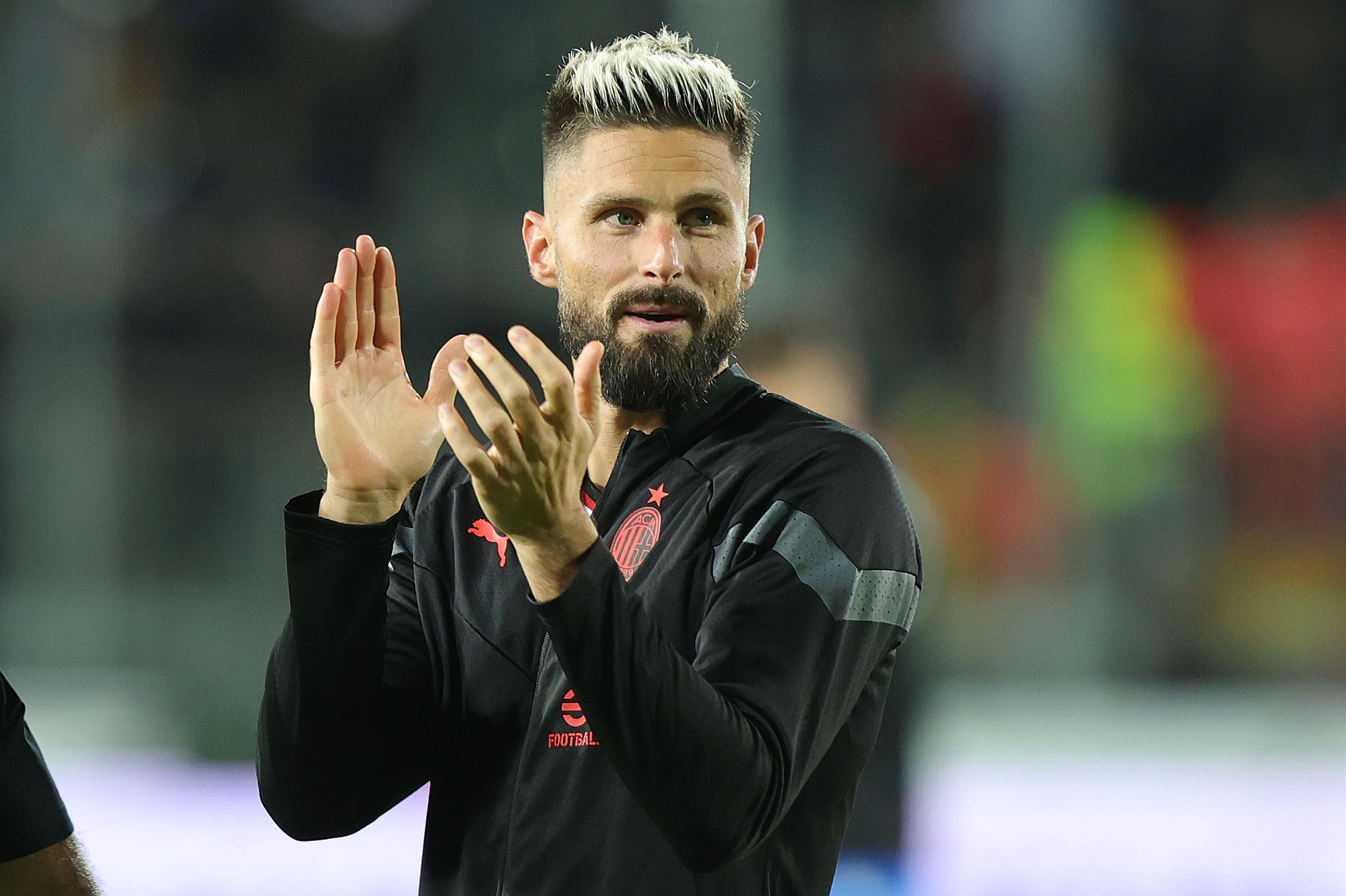 Olivier Giroud of AC Milan greets the fans after during the Serie A match between Empoli FC and AC MIlan at Stadio Carlo Castellani on October 1, 2022 in Empoli, Italy