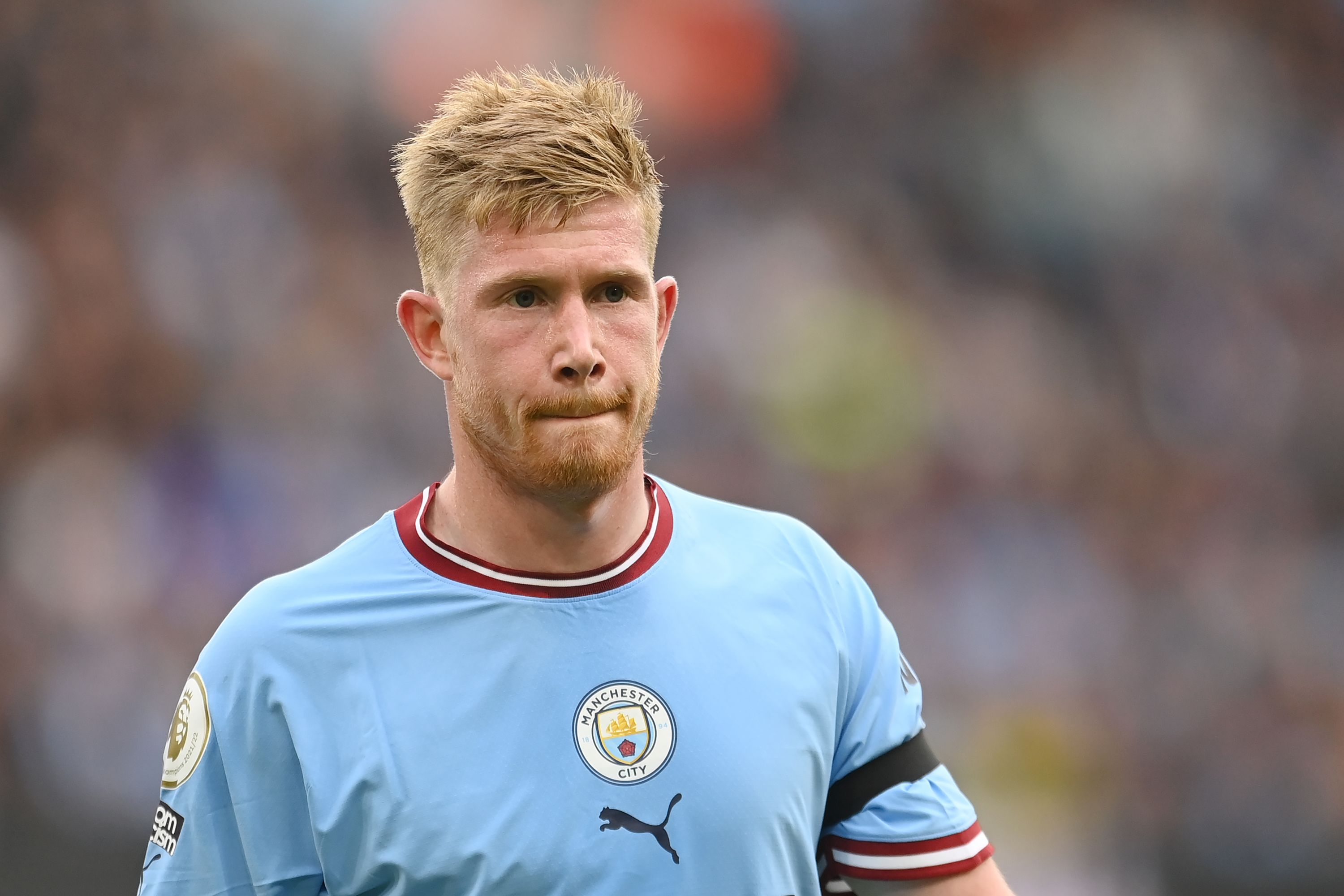 Kevin De Bruyne’s reaction to being gifted Man Utd shirt with his name on