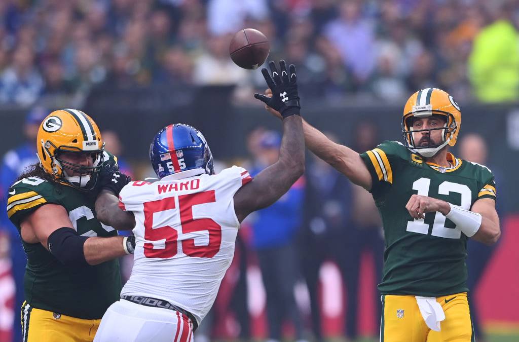 Aaron Rodgers: Stadium erupts after he throws first TD pass in London