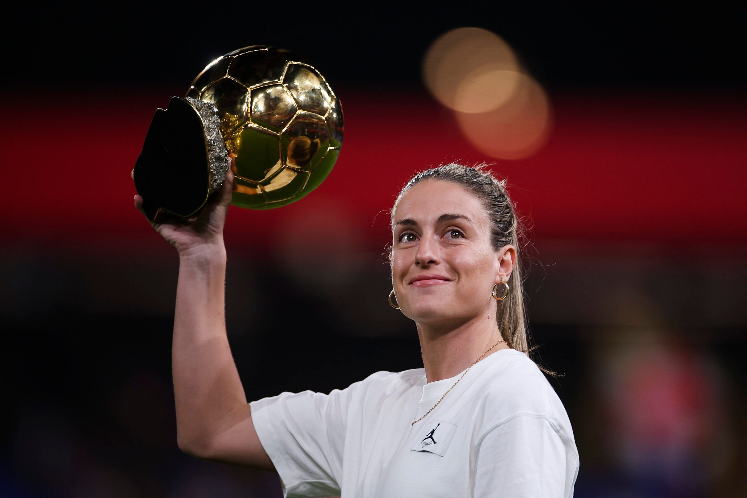 Alexia Putellas with her Ballon d'Or trophy