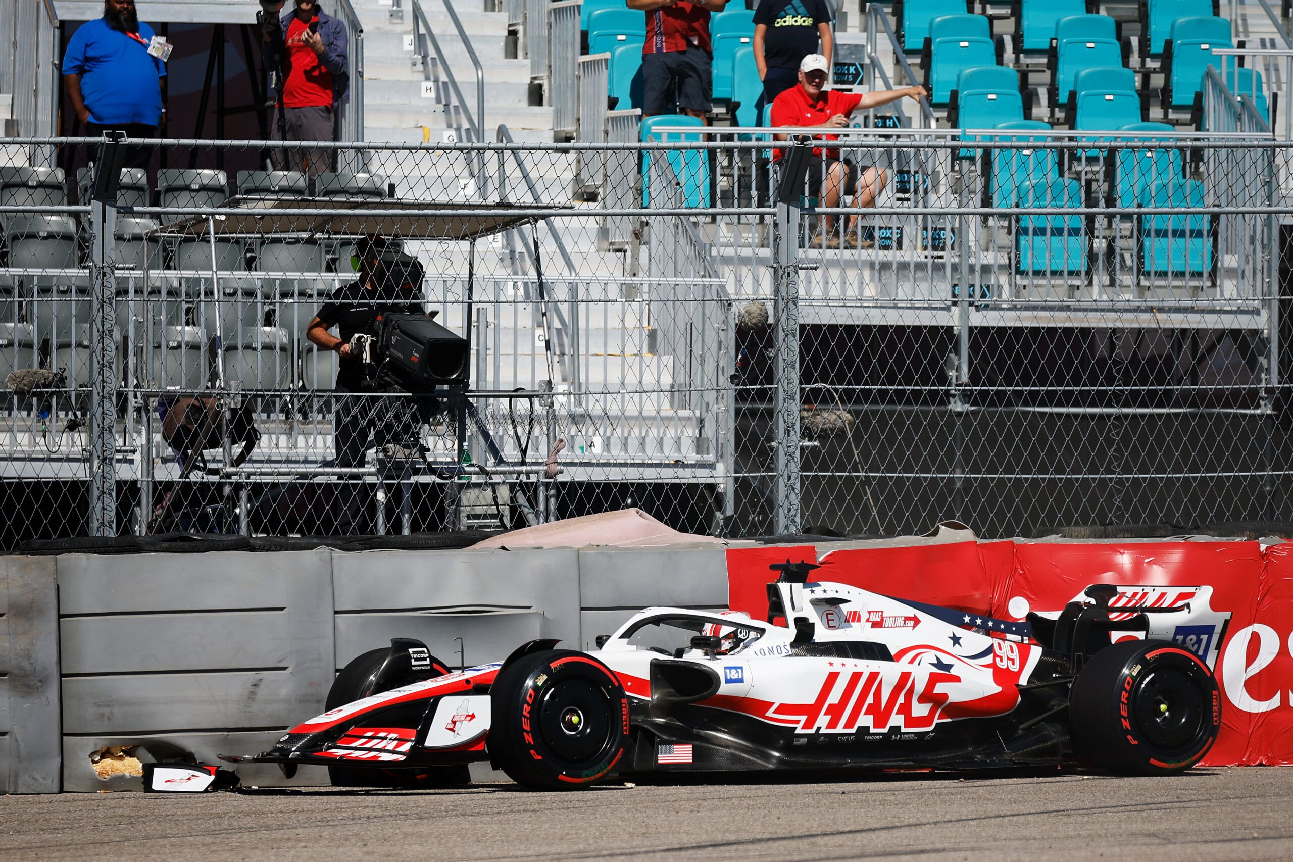 Antonio Giovinazzi crashes in FP1 at the US GP