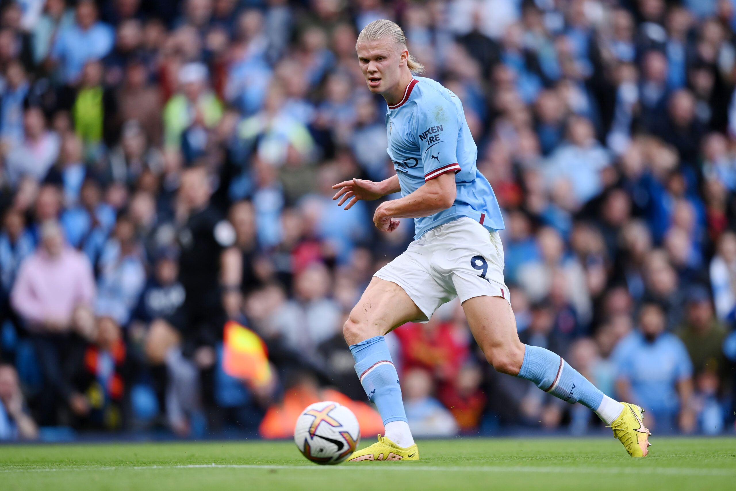 Man City's Erling Haaland showed insane strength after Ederson's pass v ...