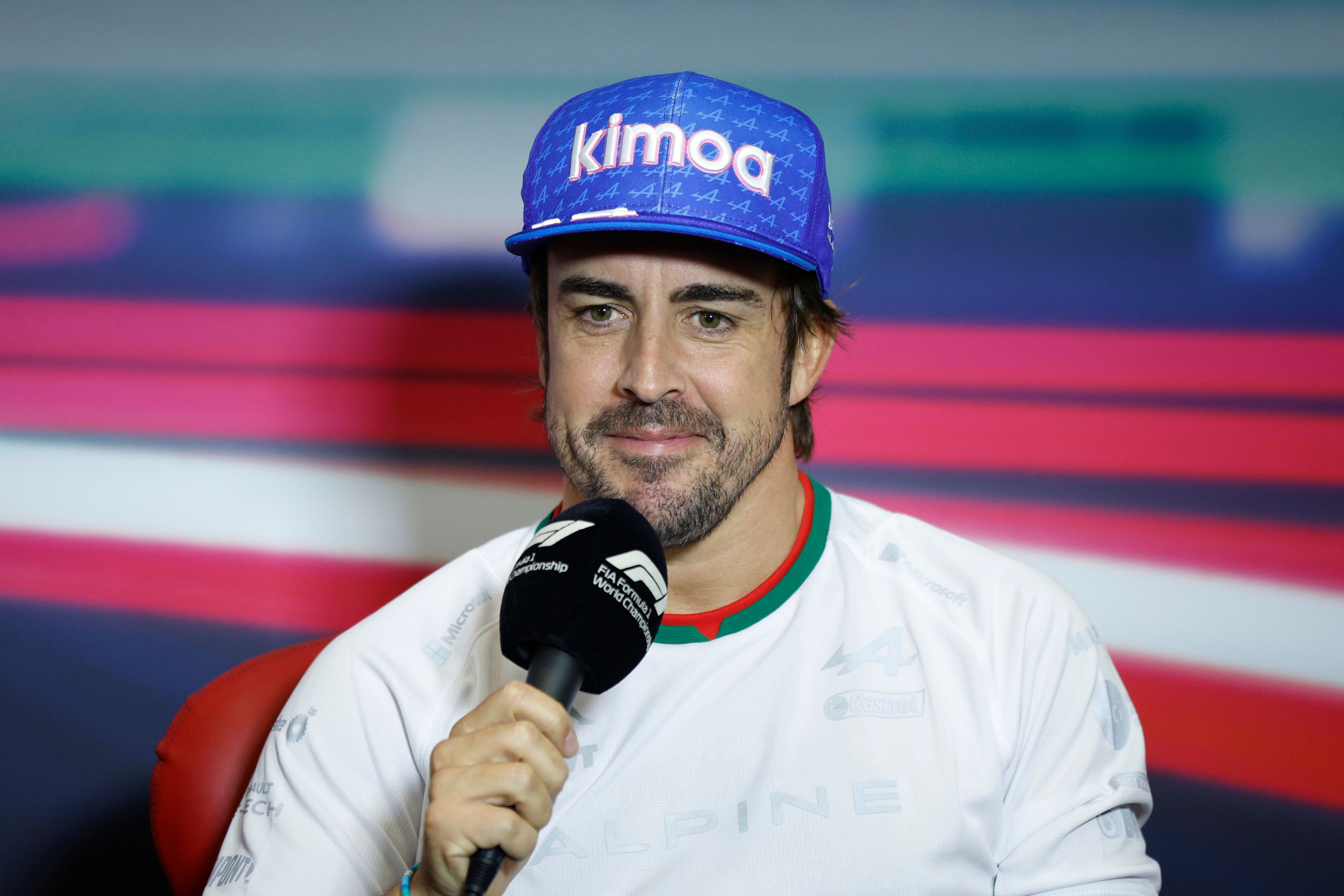 Fernando Alonso talks to the press in Mexico