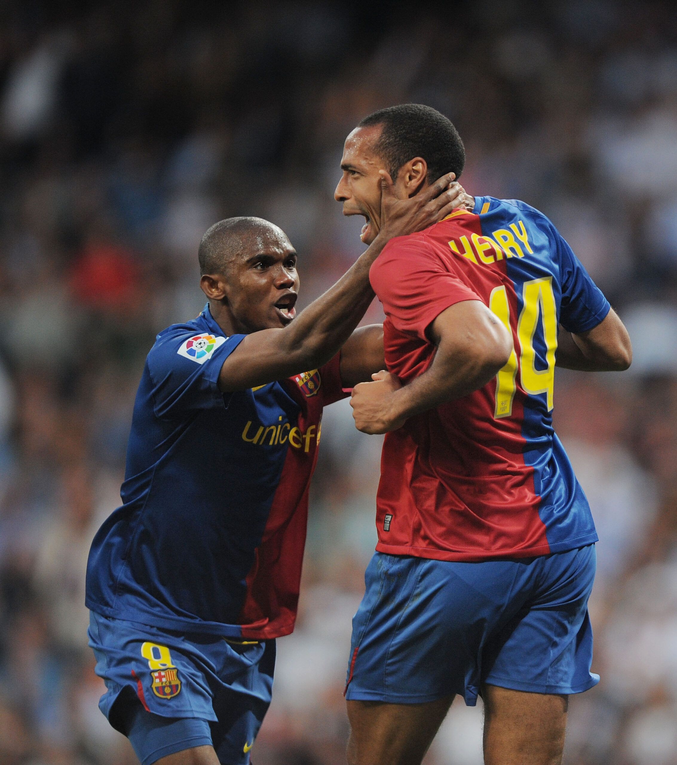 Samuel Eto'o grabs Thierry Henry