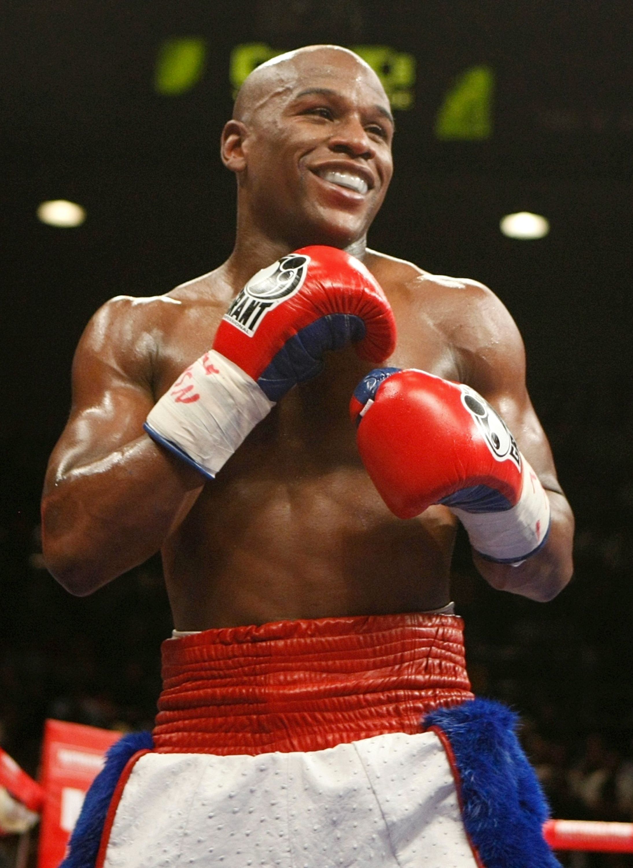 Floyd Mayweather smiles during fight with Juan Manuel Marquez