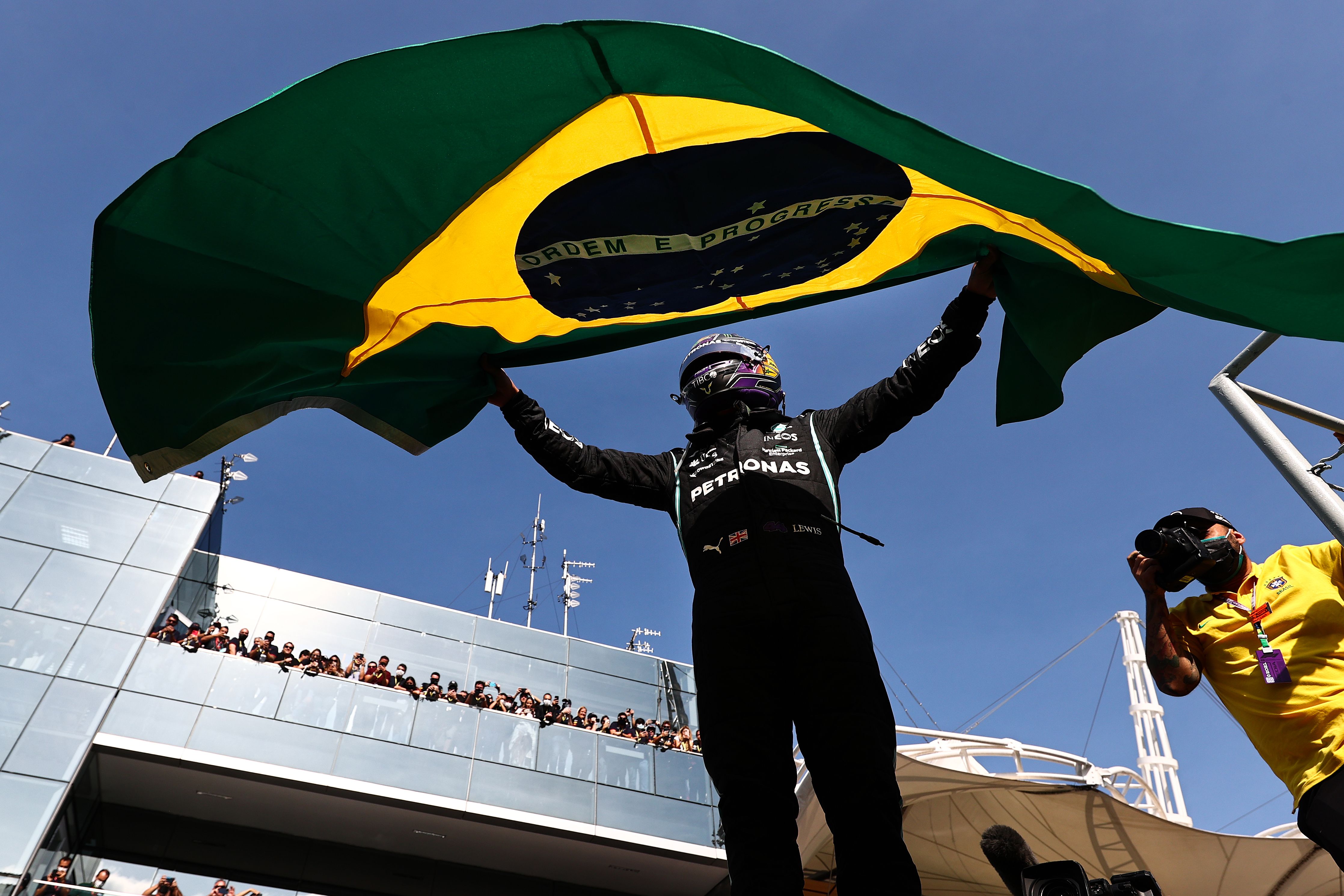 Lewis Hamilton celebrates winning the 2021 Brazilian GP