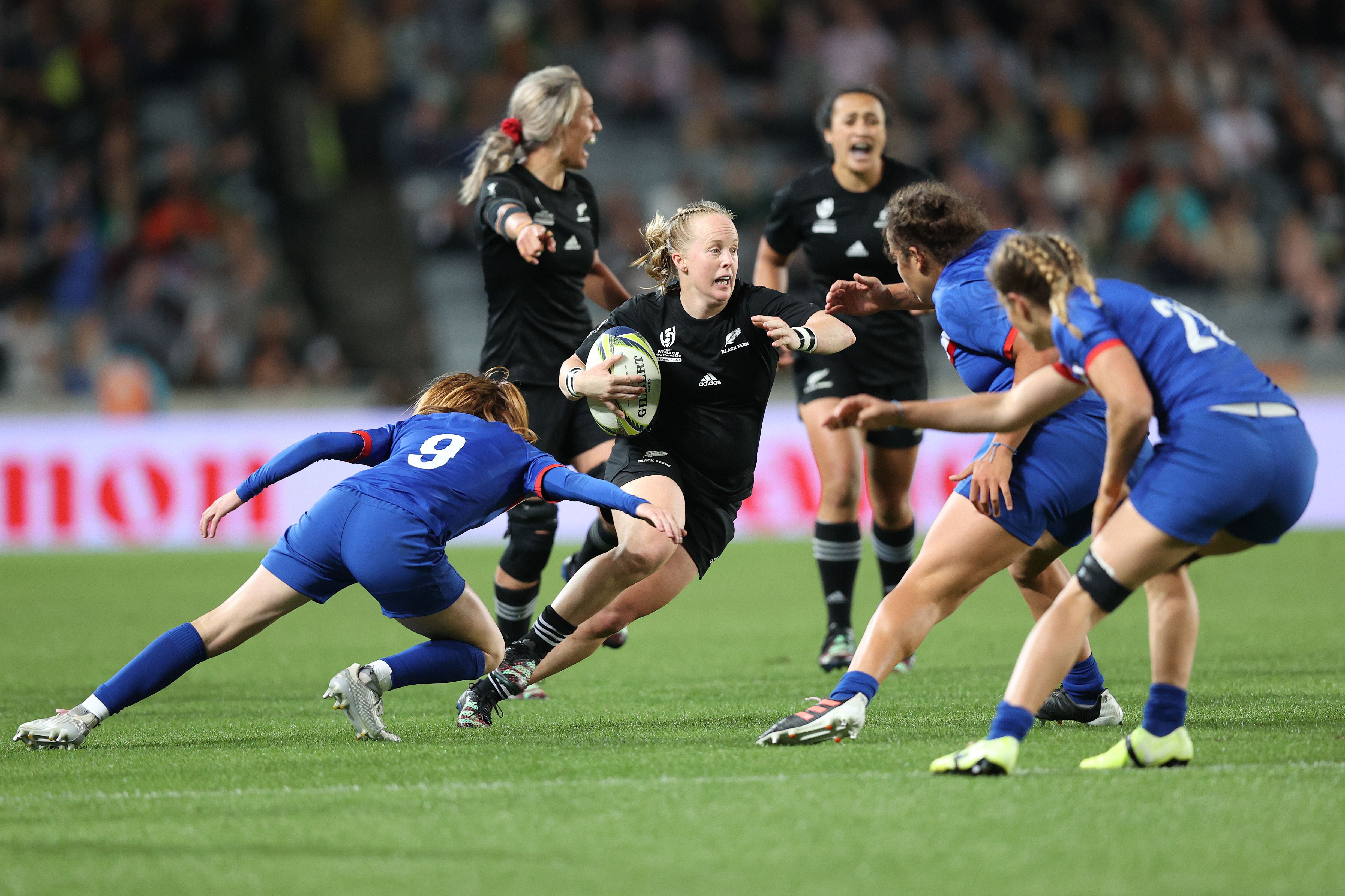Kendra Cocksedge of New Zealand makes a break during Rugby World Cup 2021 Semifinal match between New Zealand and France