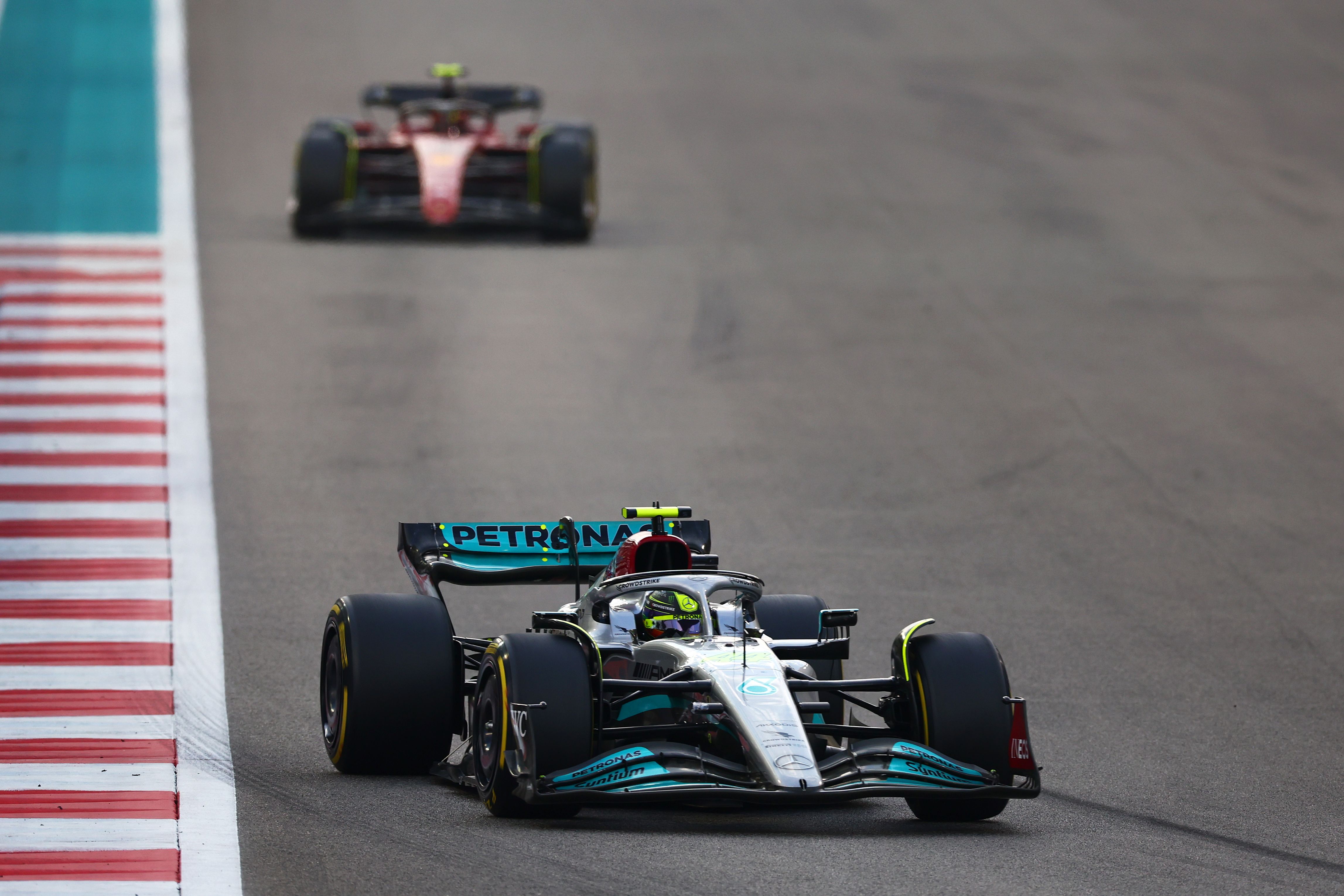 Lewis Hamilton ahead of Carlos Sainz in Abu Dhabi