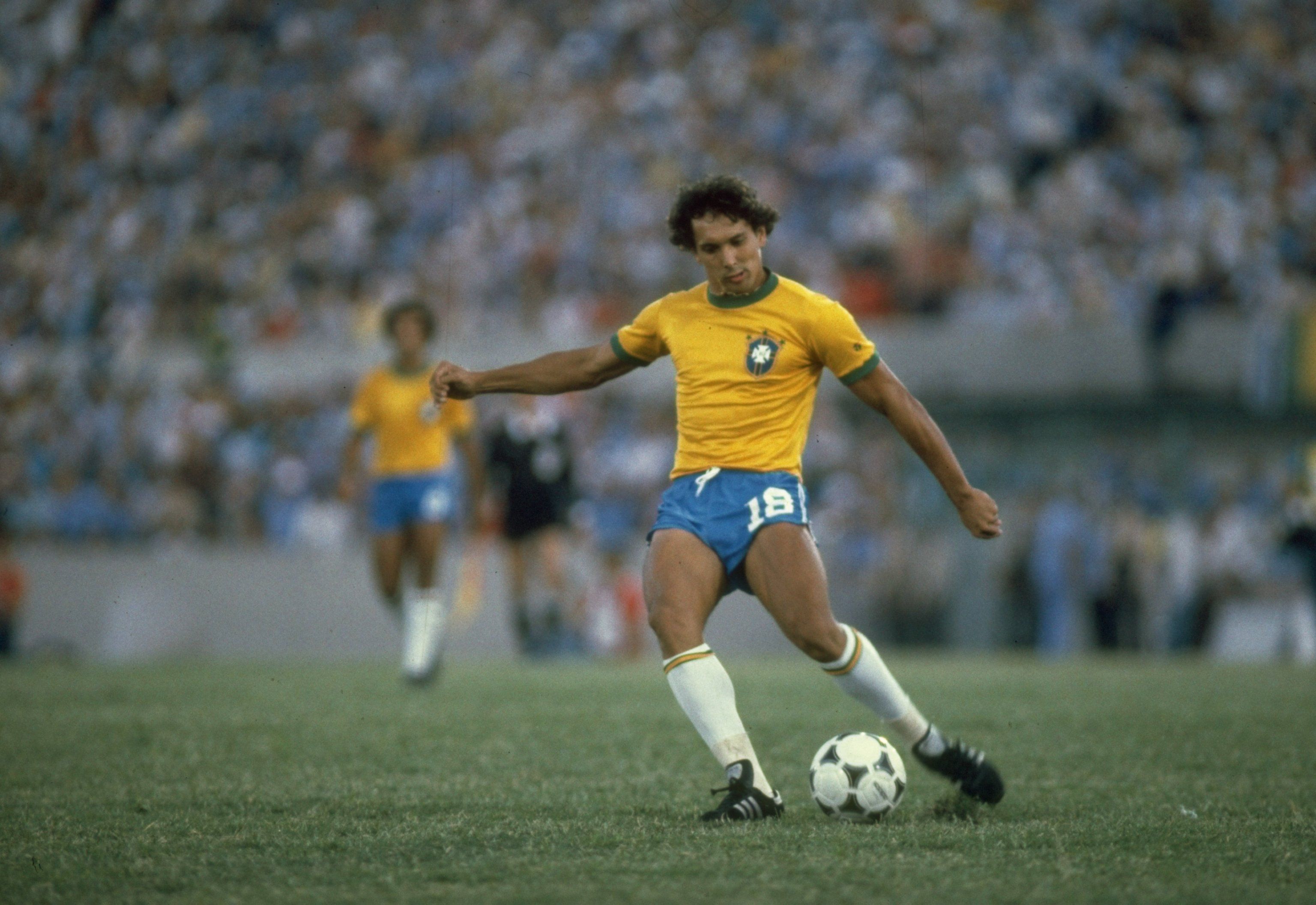 Éder playing for Brazil in 1982.