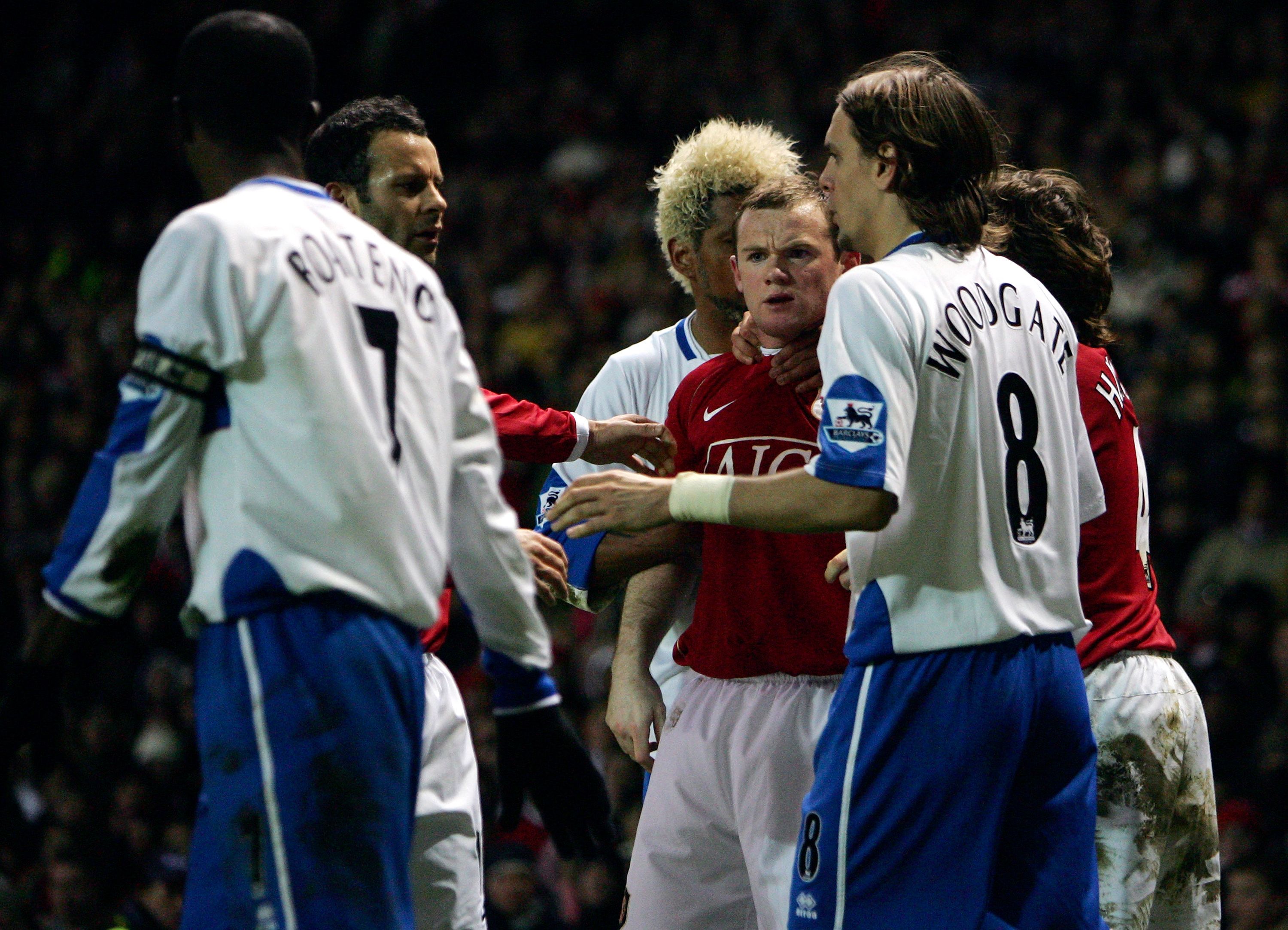 Rooney defends Ronaldo vs Middlesbrough.