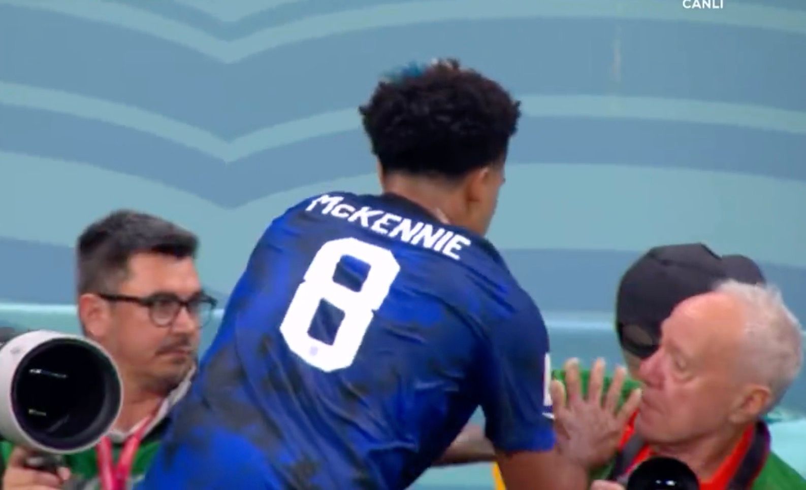 England Vs Usa Weston Mckennie Slammed For Using Photographers Bib 2142