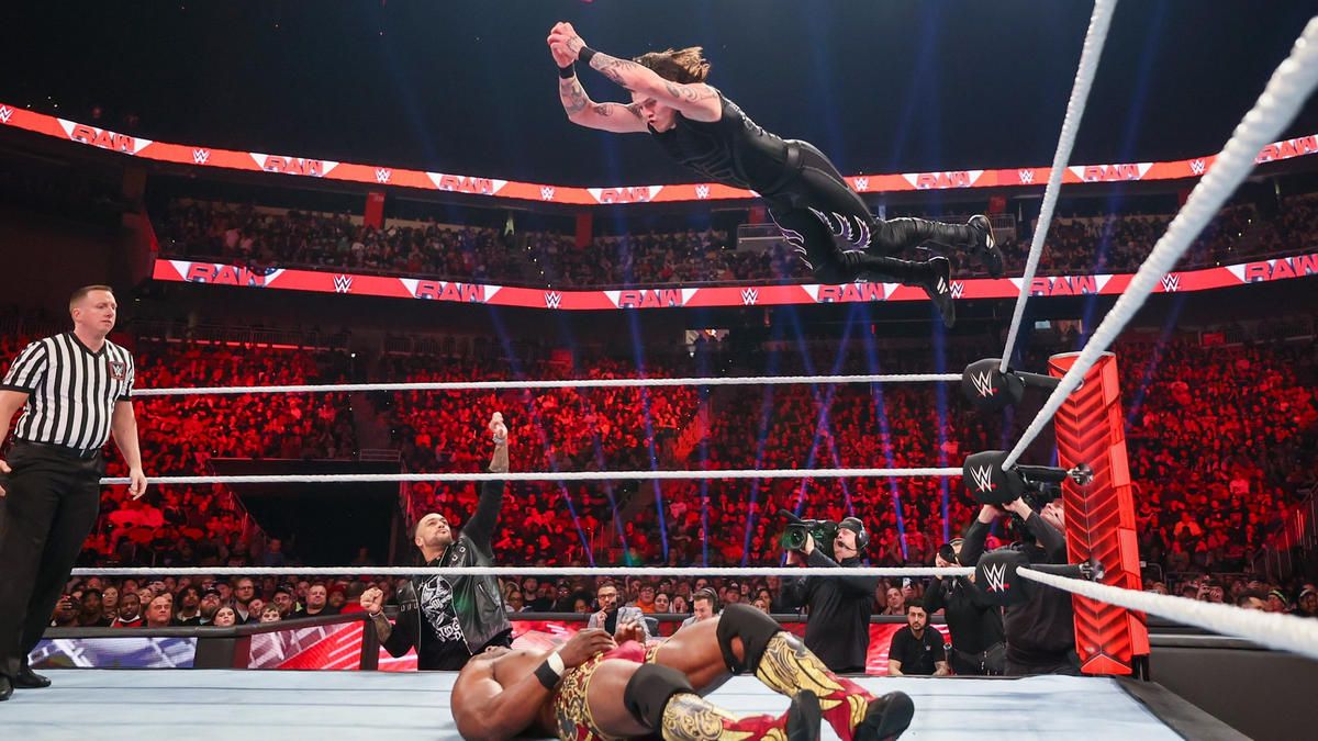 wwe-dominik-mysterio-frog-splash.jpg