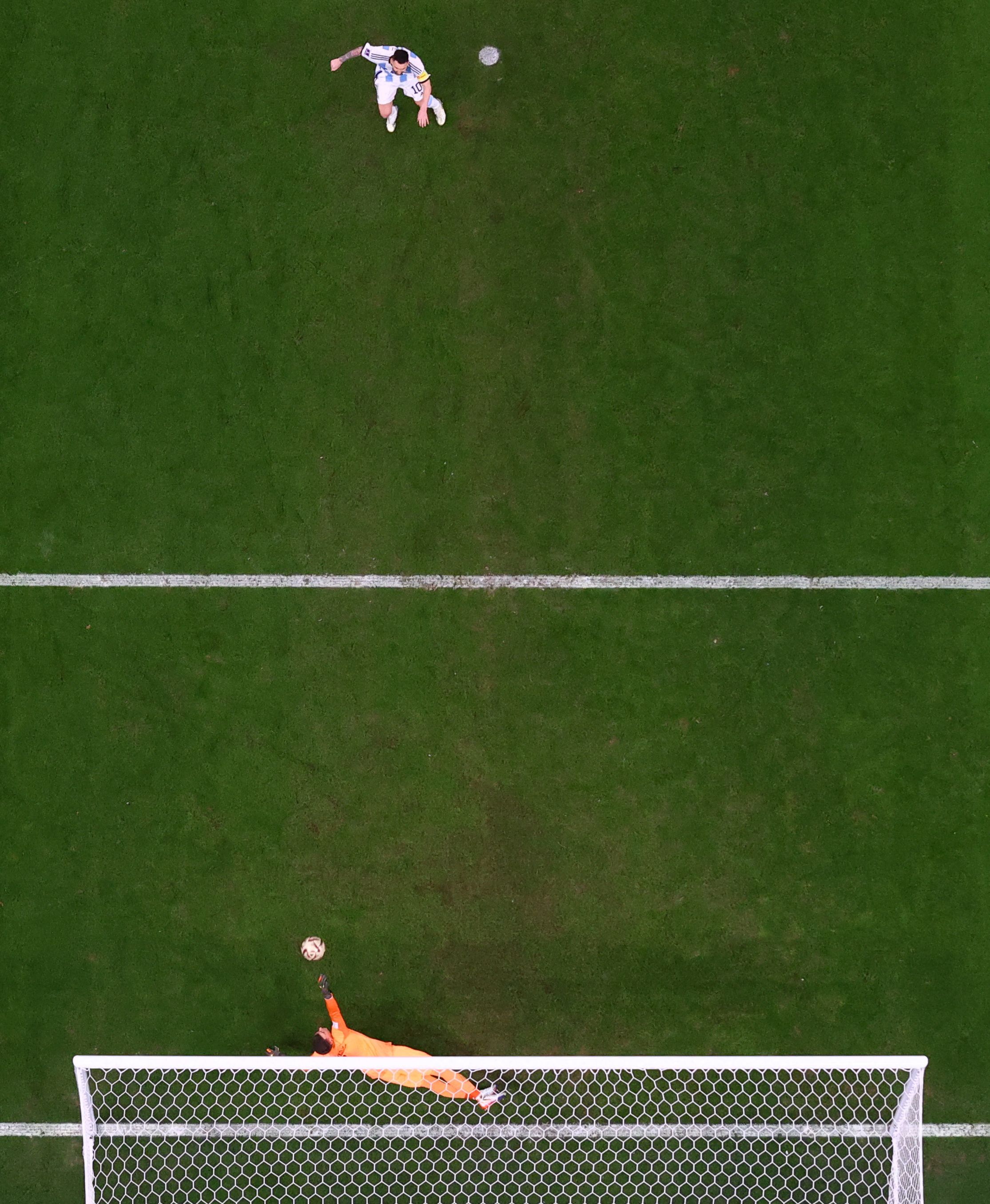 Messi scores his penalty vs Croatia.