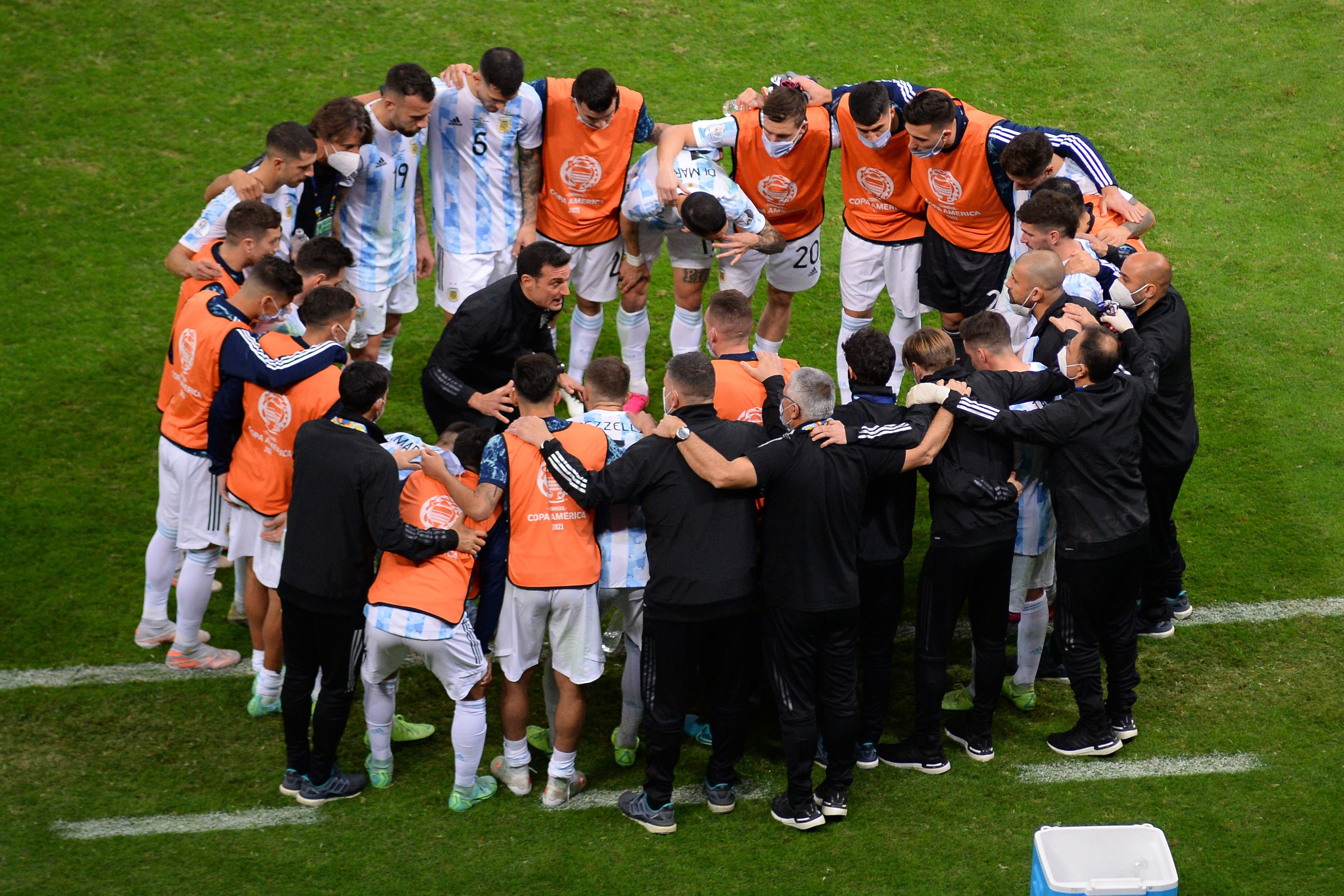 Head coach of Argentina Lionel Scaloni talks with his players before a shootout after a semi-final match of Copa America Brazil 2021 between Argentina and Colombia at Mane Garrincha Stadium on July 06, 2021 in Brasilia, Brazil.