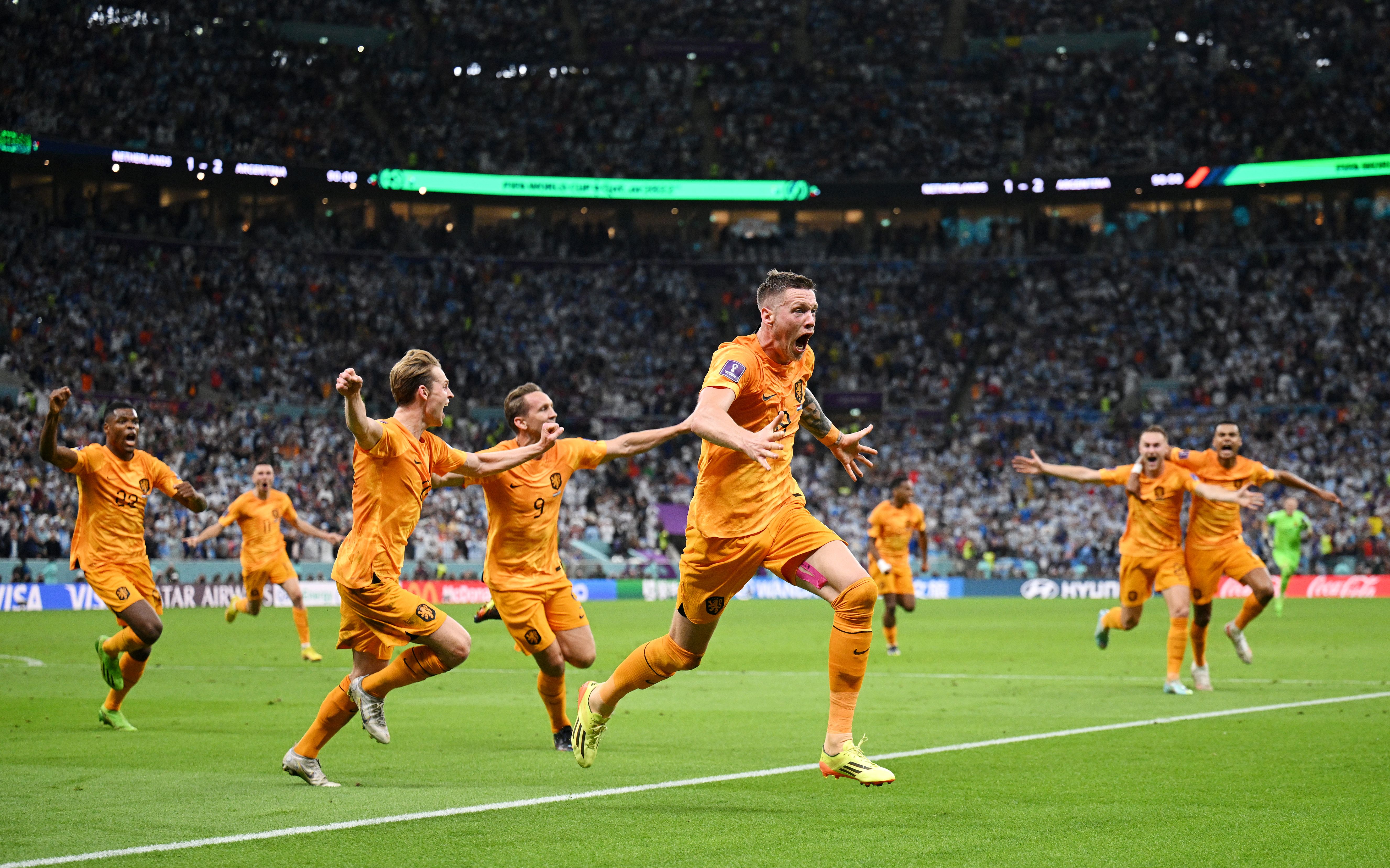Netherlands stun Argentina with sensational free-kick routine at World Cup