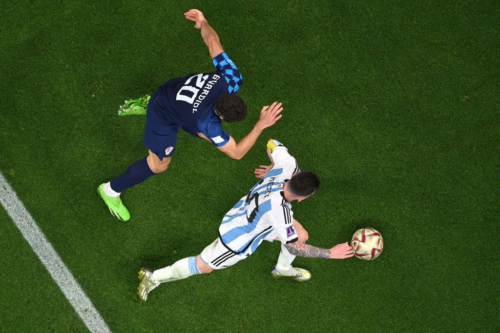 Lionel Messi races past Josko Gvardiol in Argentina 3-0 Croatia