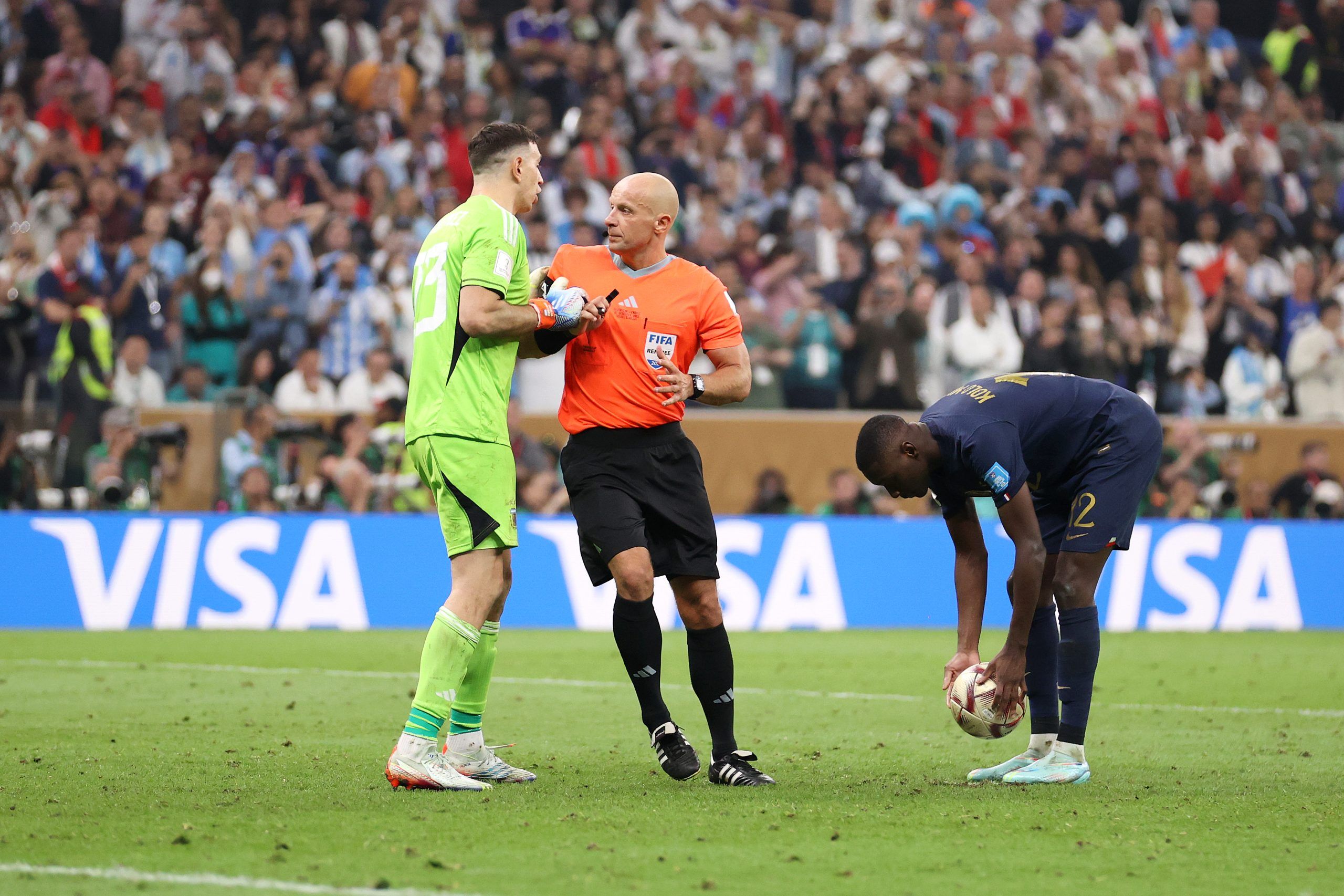 Football World Cup 2022: Argentina goalie Emiliano Martinez explains viral  photo - NZ Herald