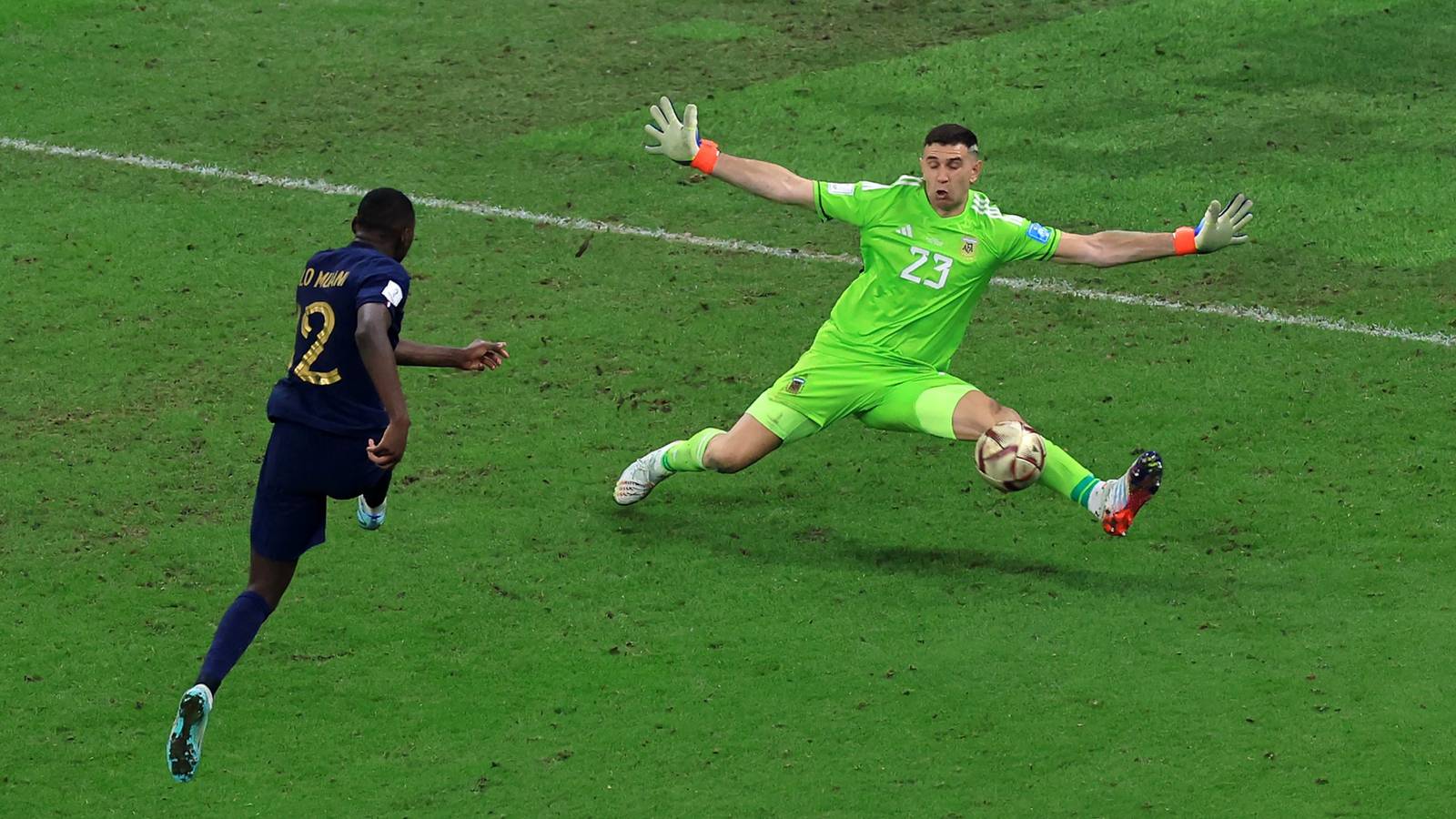 Emi Martinez World Cup final save: France bench's reaction captured in ...