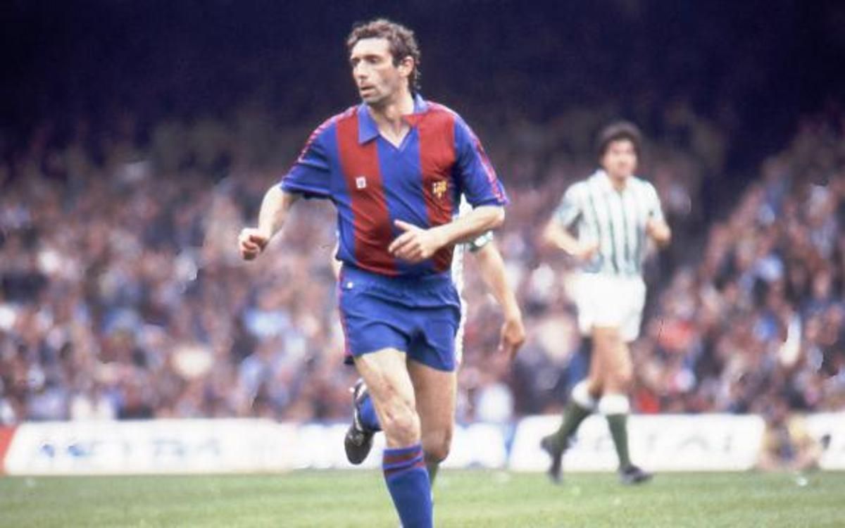 Quini playing for Barcelona
