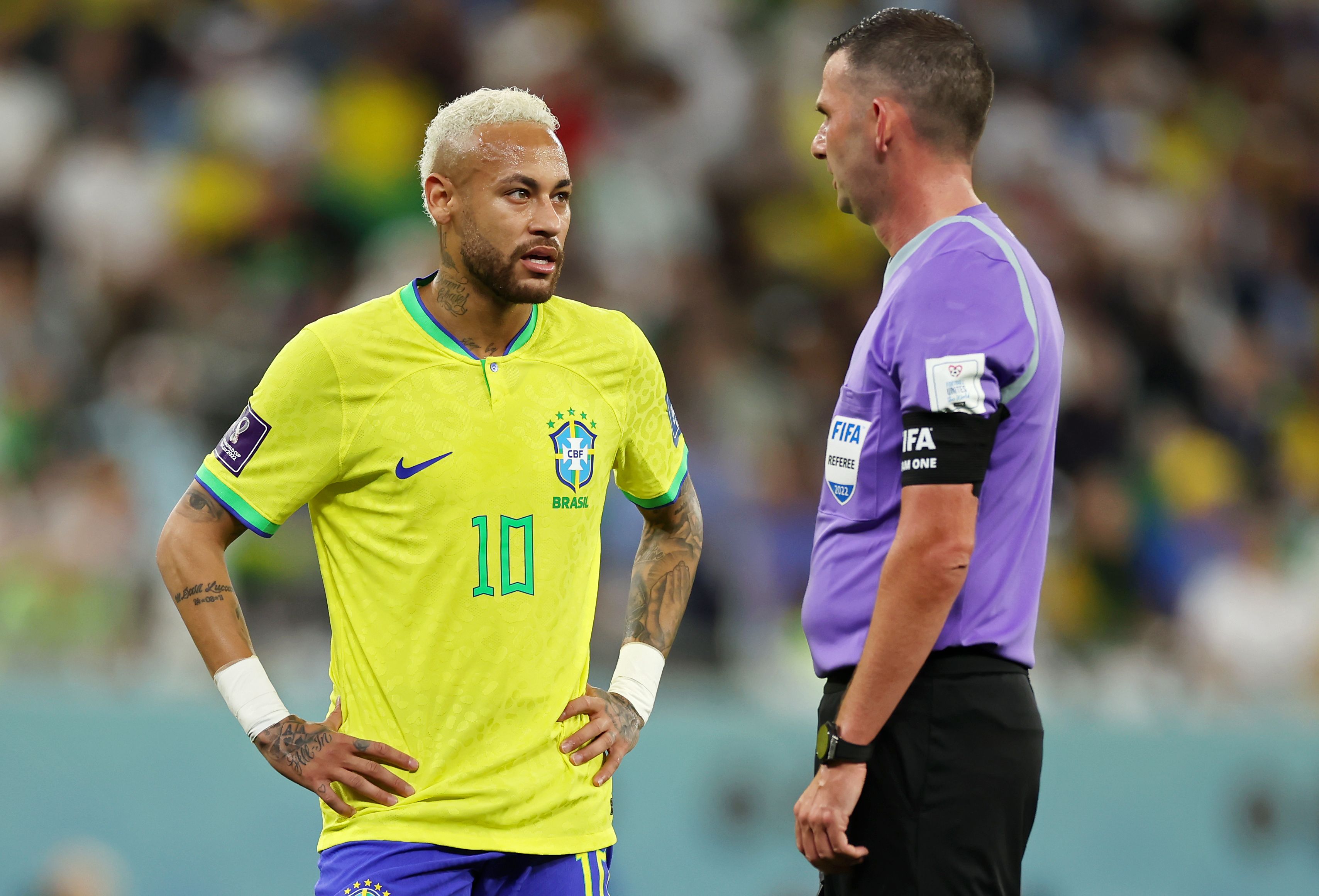 Michael Oliver talks to Neymar at World Cup 2022