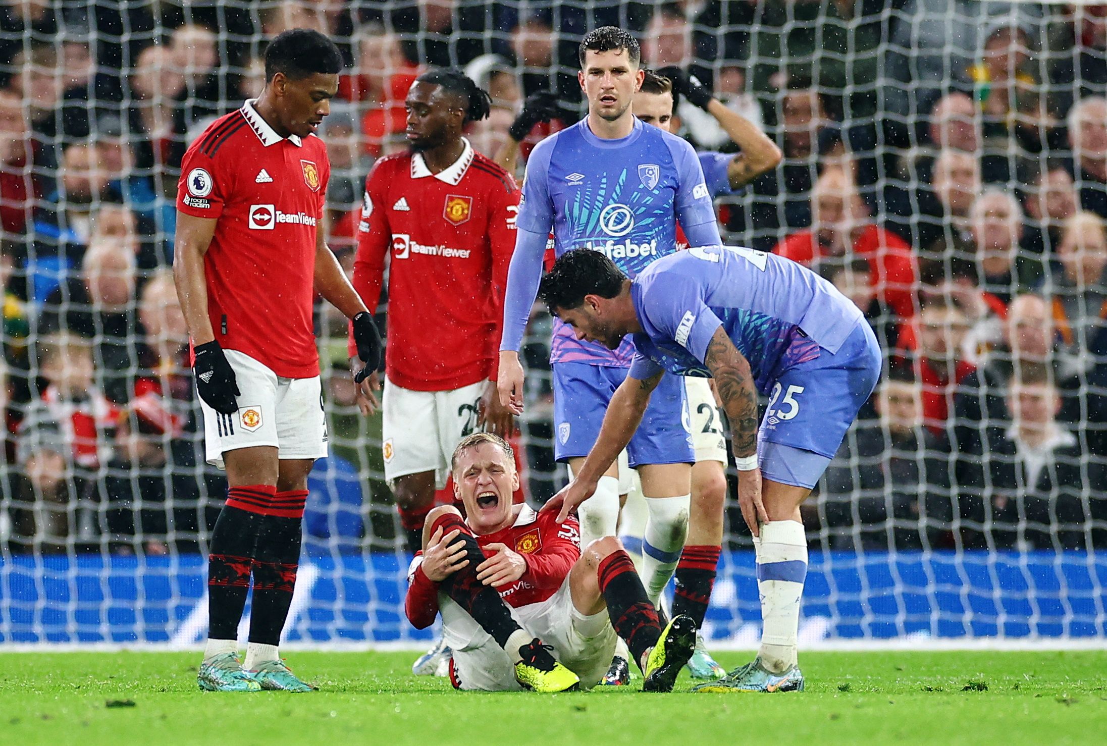 Man Utd 3-0 Bournemouth: Donny Van De Beek Suffers Nasty-looking Injury