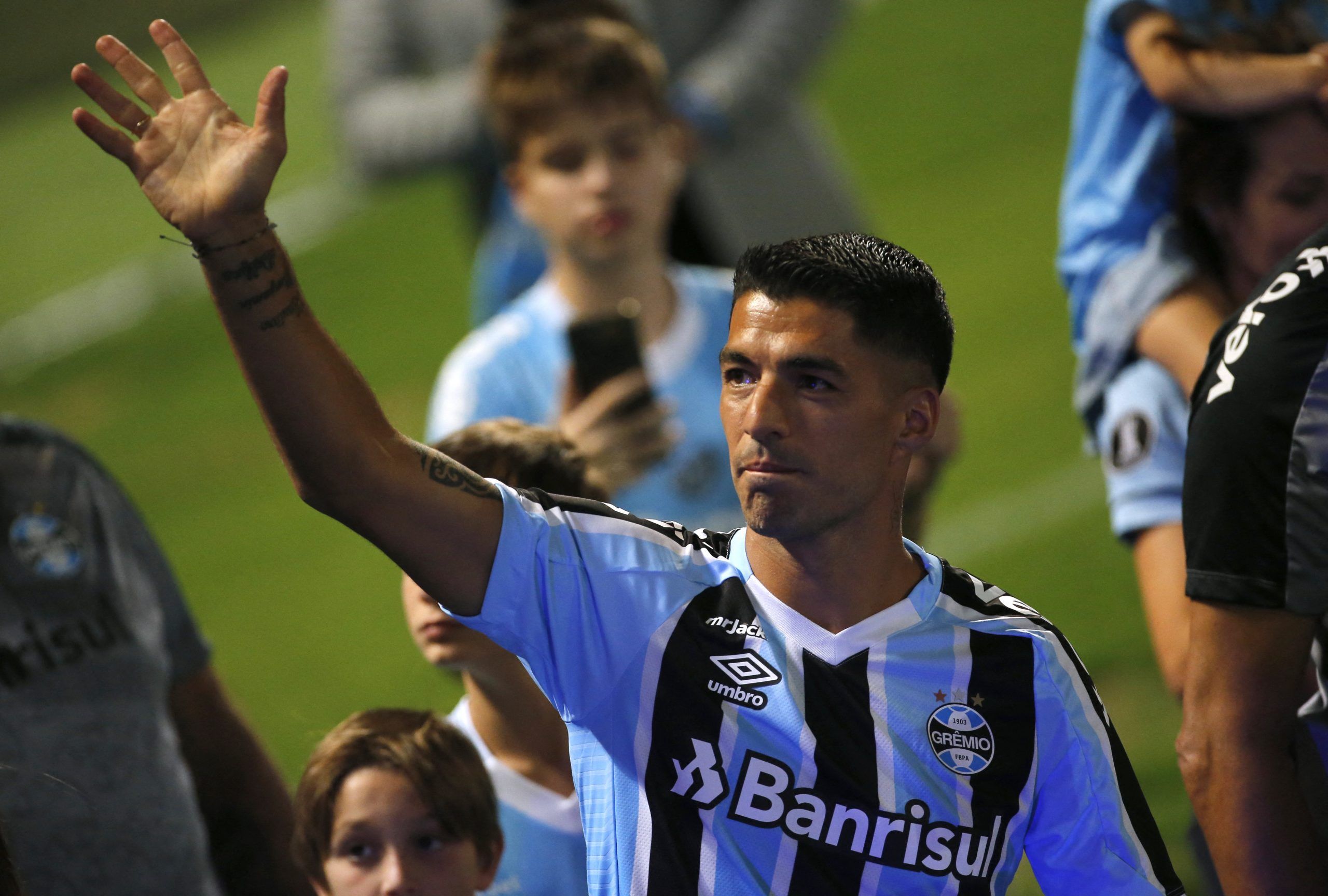 Luis Suarez receives incredible welcome by Gremio fans at unveiling