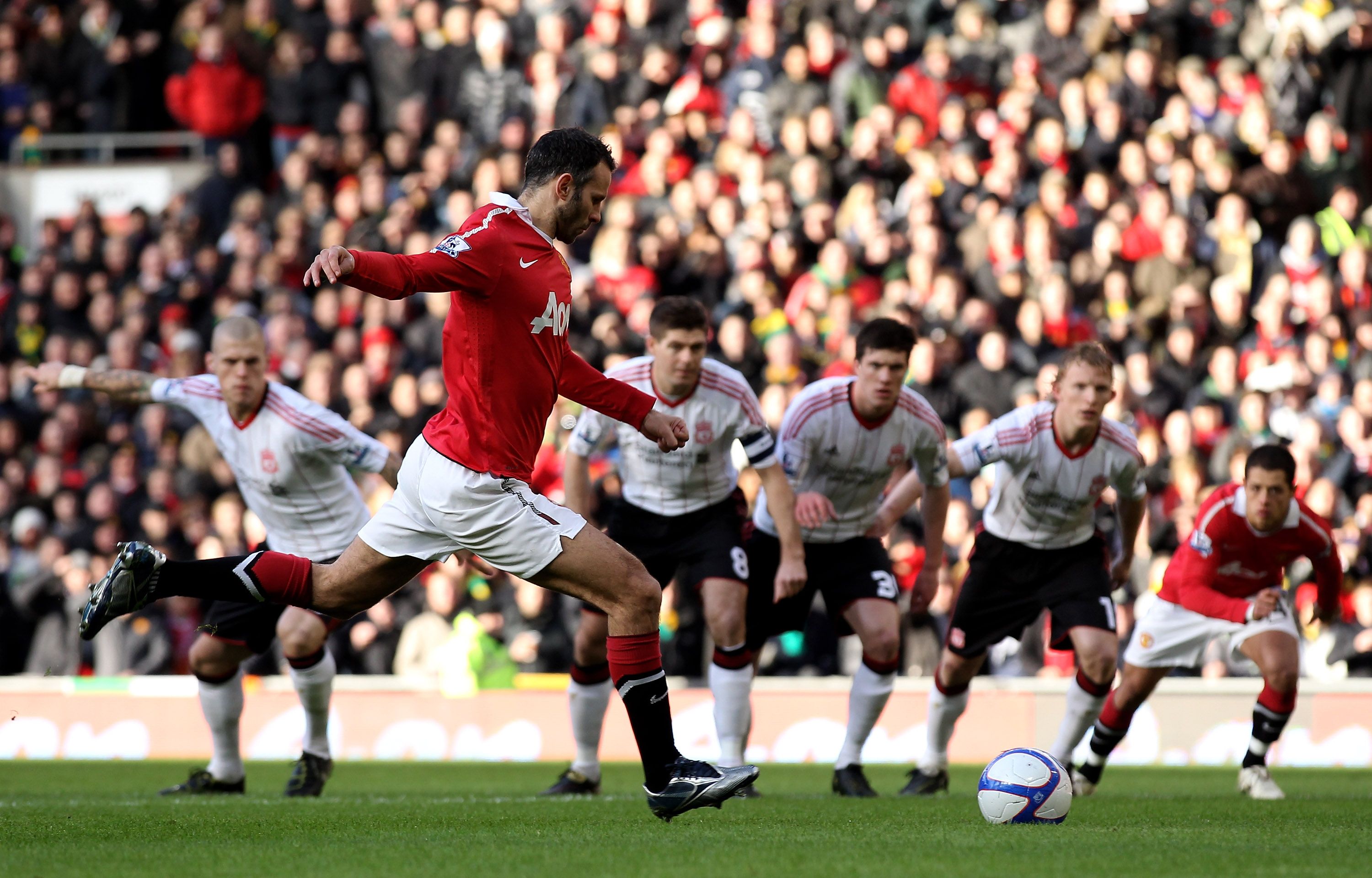 MANCHESTER, ENGLAND - JANUARY 09: Ryan Giggs of Manchester United scores the opening goal from a penalty kick during the FA Cup sponsored by E.ON 3rd round match between Manchester United and Liverpool at Old Trafford on January 9, 2011 in Manchester, England. (Photo by Alex Livesey/Getty Images)