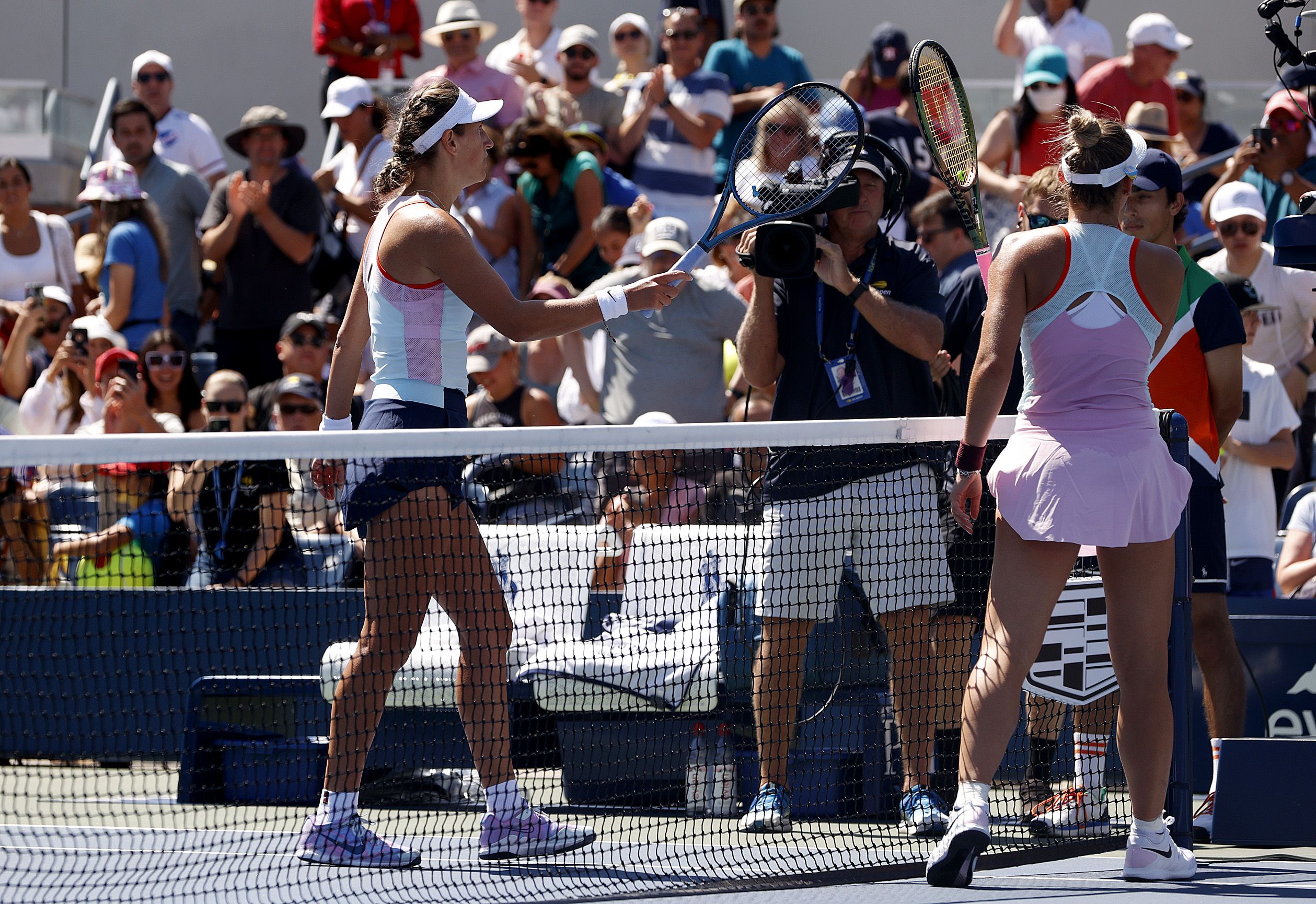 Marta Kostyuk refusing to shake Victoria Azarenka's hand at US Open