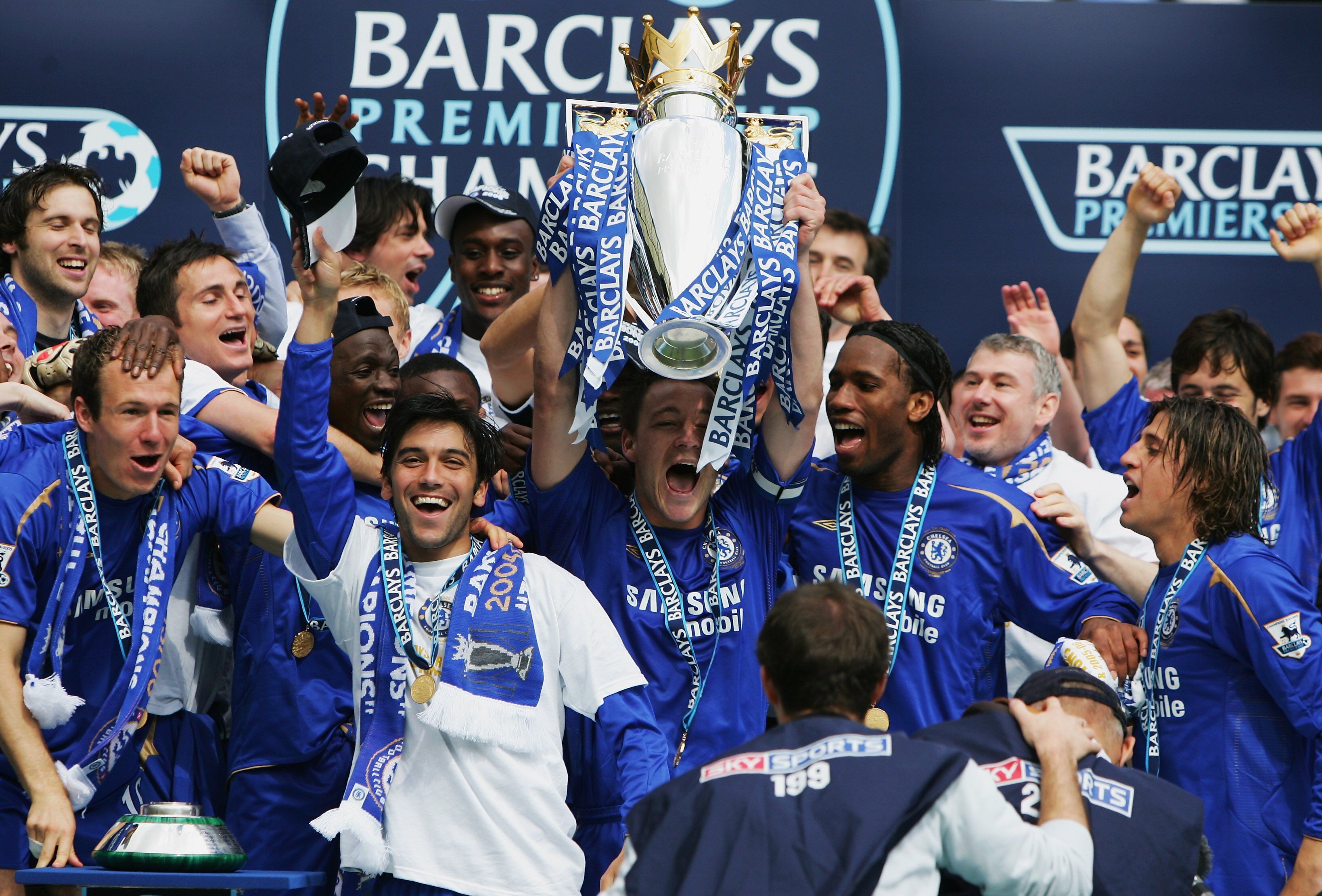 LONDON - APRIL 29: The Chelsea team celebrate winning the Barclays Premiership title after the match between Chelsea and Manchester United at Stamford Bridge on April 29, 2006 in London, England. (Photo by Mike Hewitt/Getty Images)