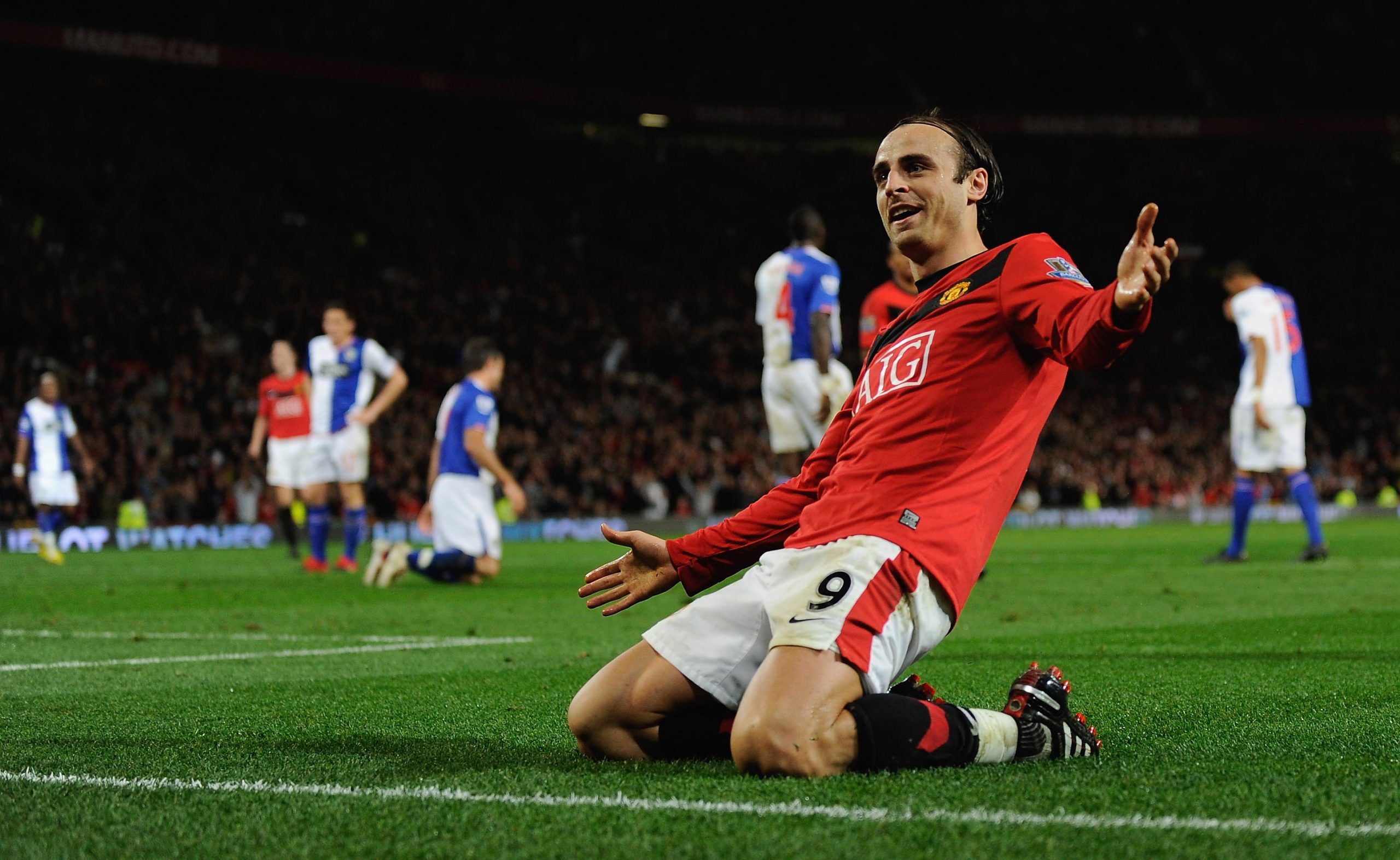  Dimitar Berbatov of Manchester United celebrates