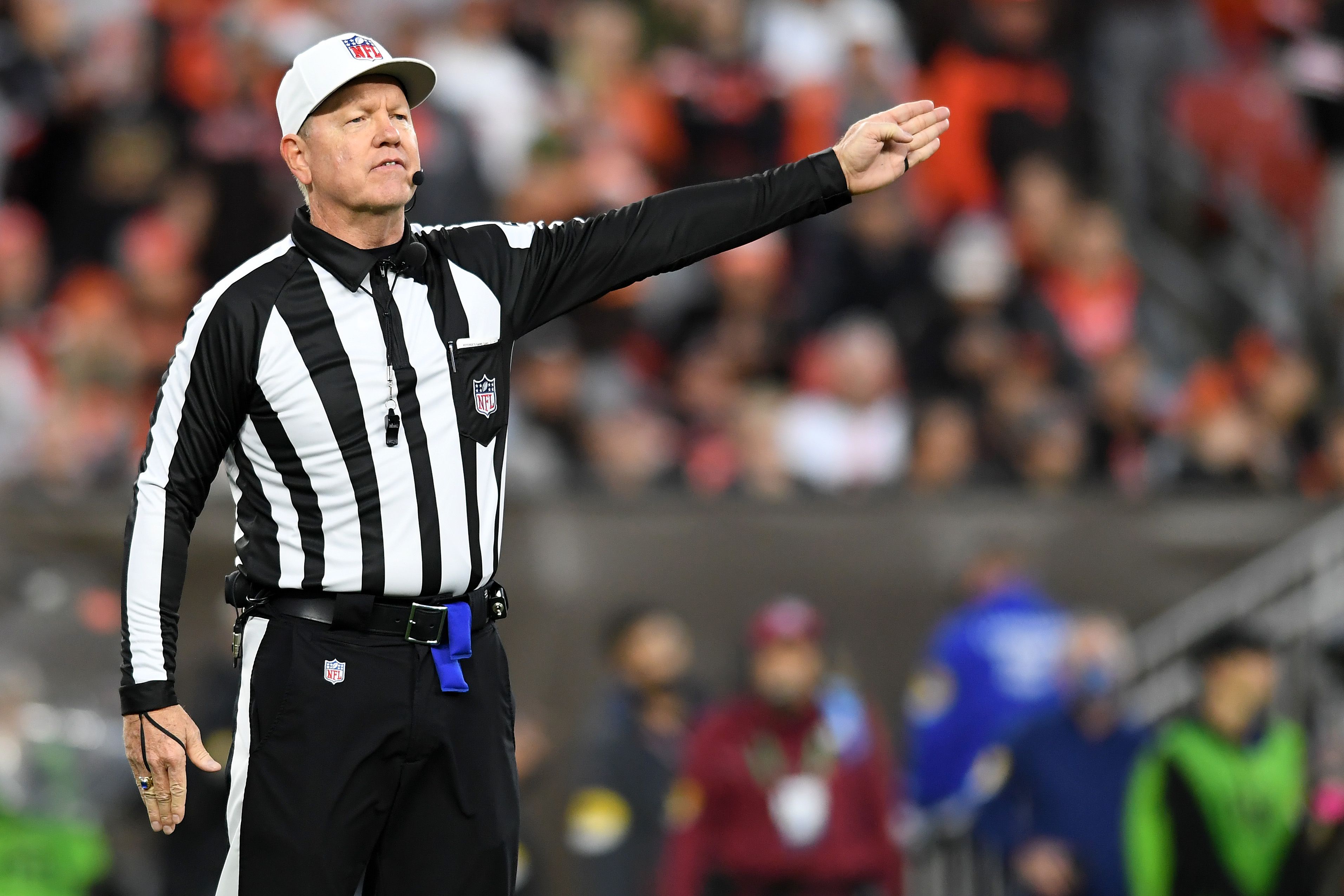 NFL referee addresses crowd