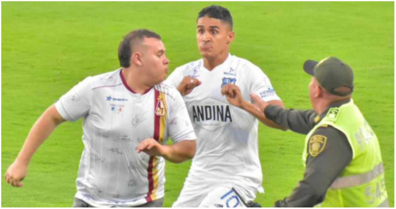 Football fan attacks player on the pitch but regrets it instantly