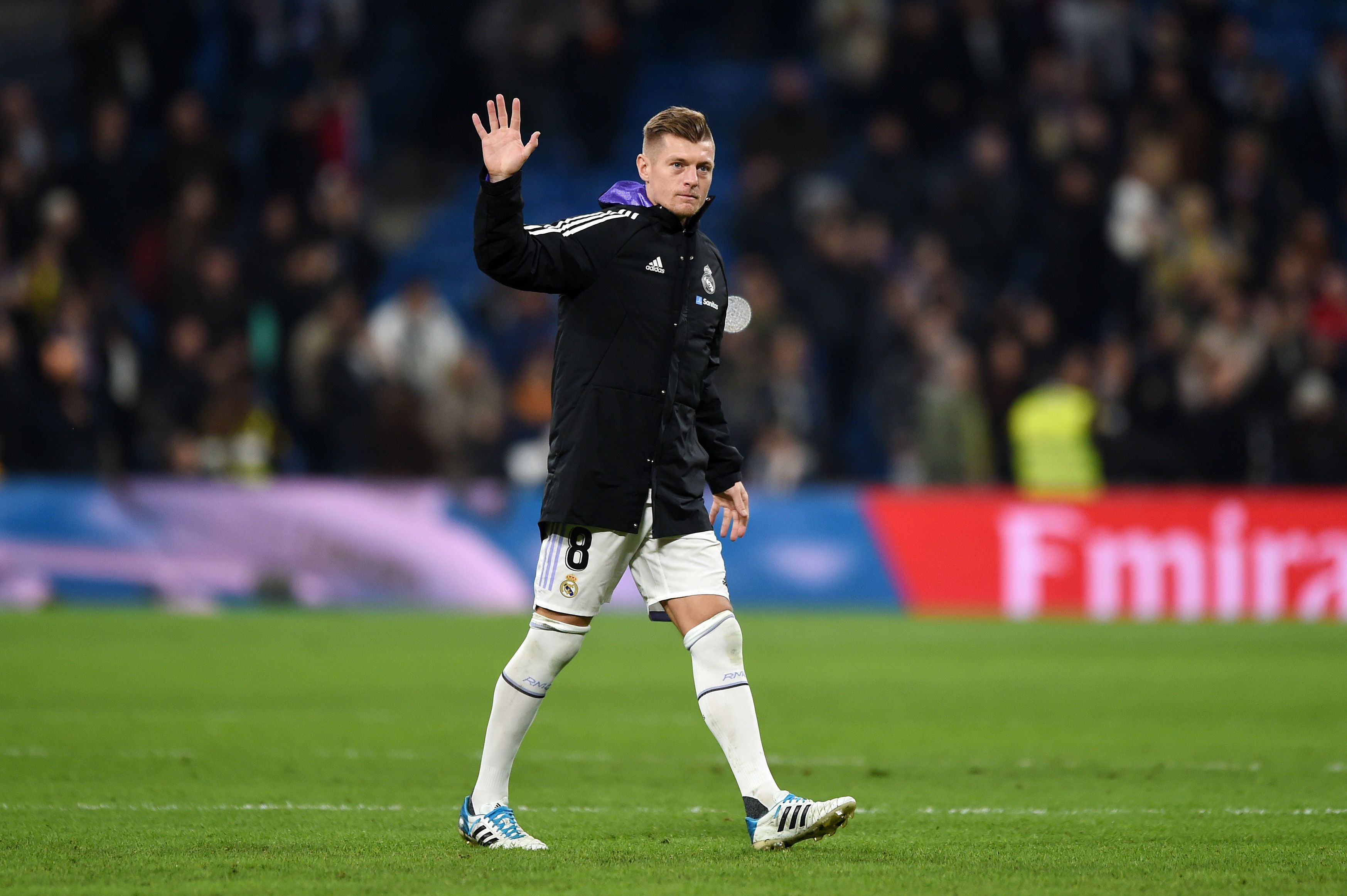 Toni Kroos waves to the Real Madrid fans