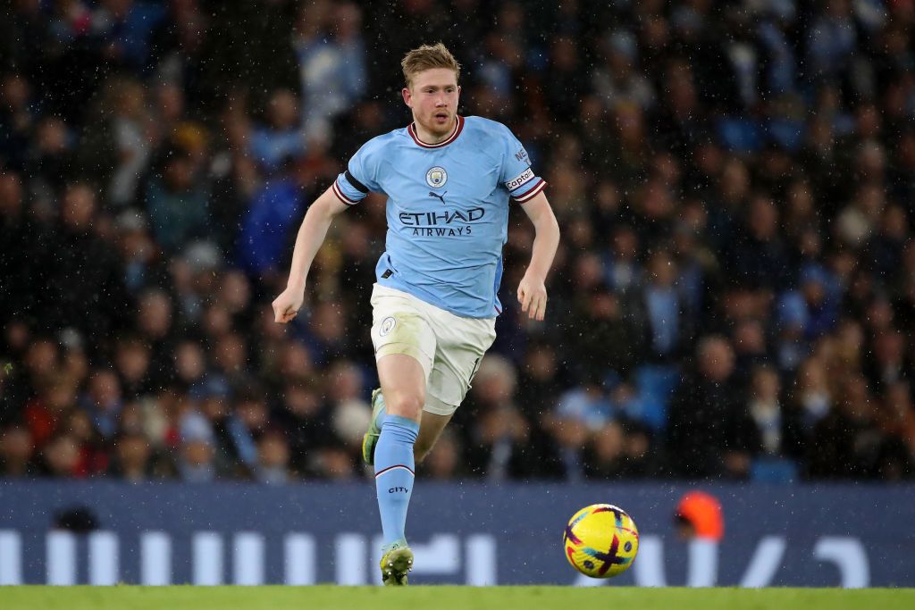 Kevin De Bruyne running with the ball at Manchester City