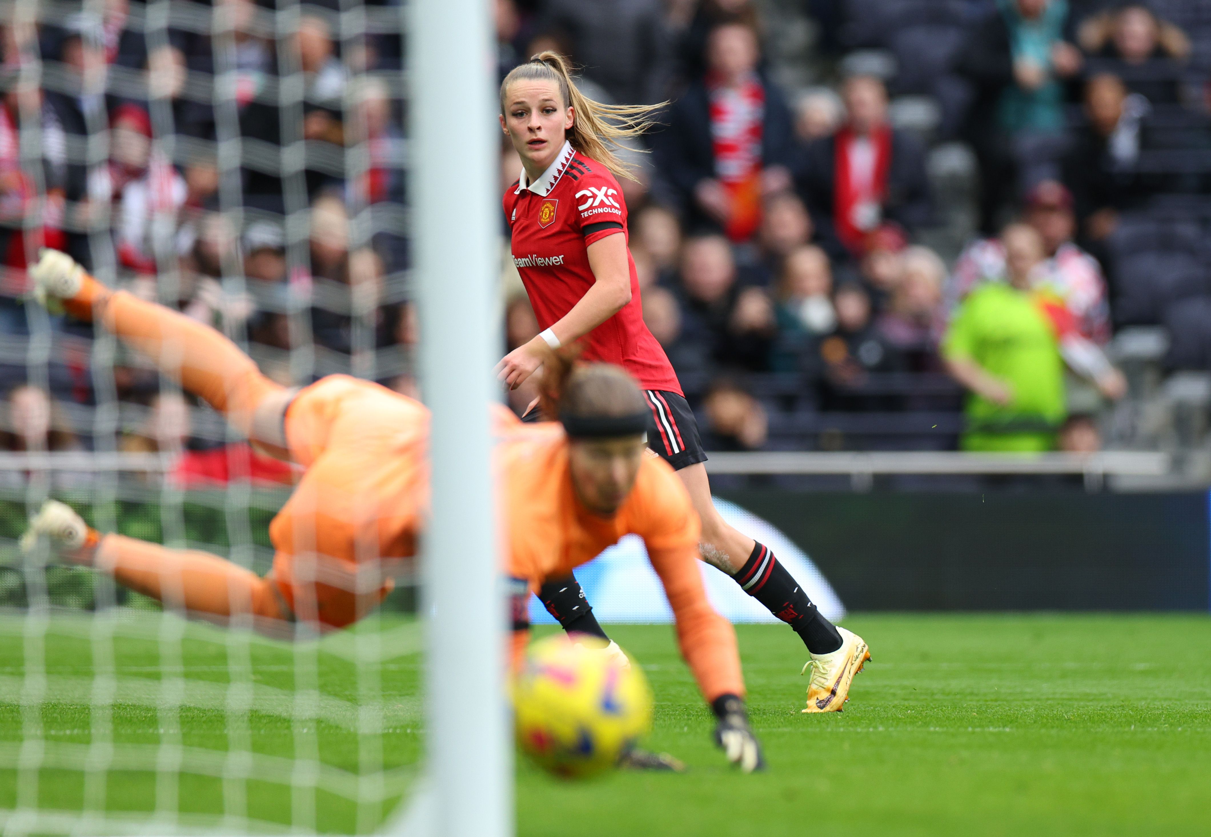 Ella Toone red card: Man United star sent off after losing it with ...