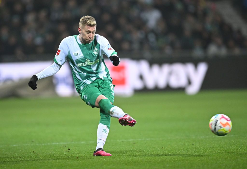 Mitchell Weiser makes a pass at Werder Bremen