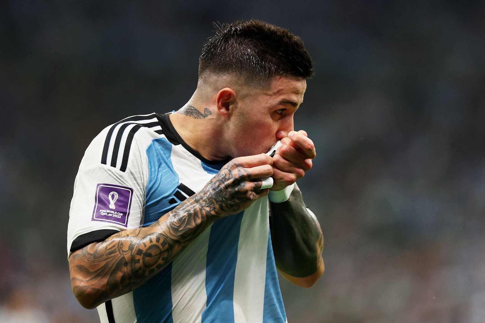 enzo-fernandez-kisses-badge