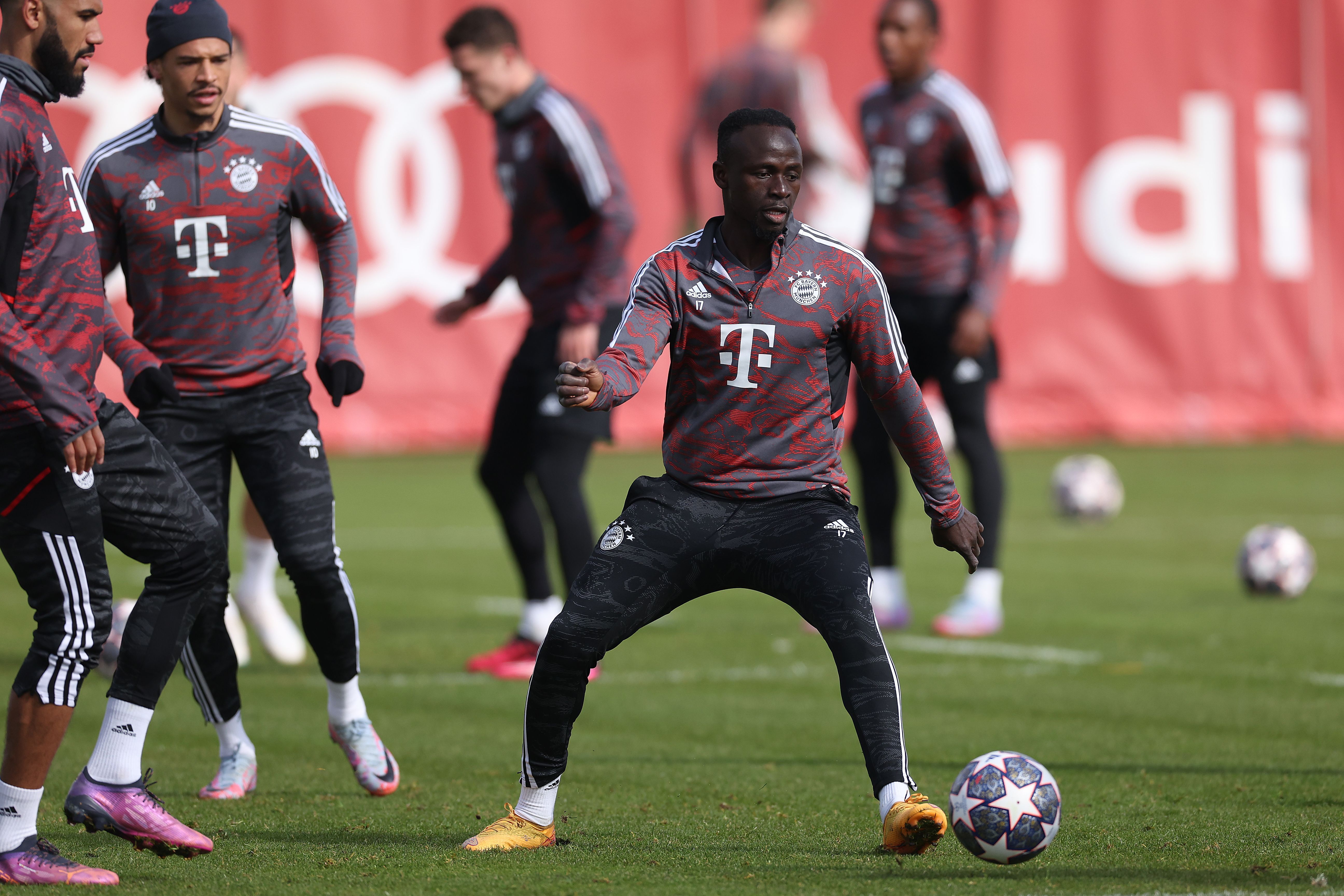 Sadio Mane trains with the Bayern Munich squad.